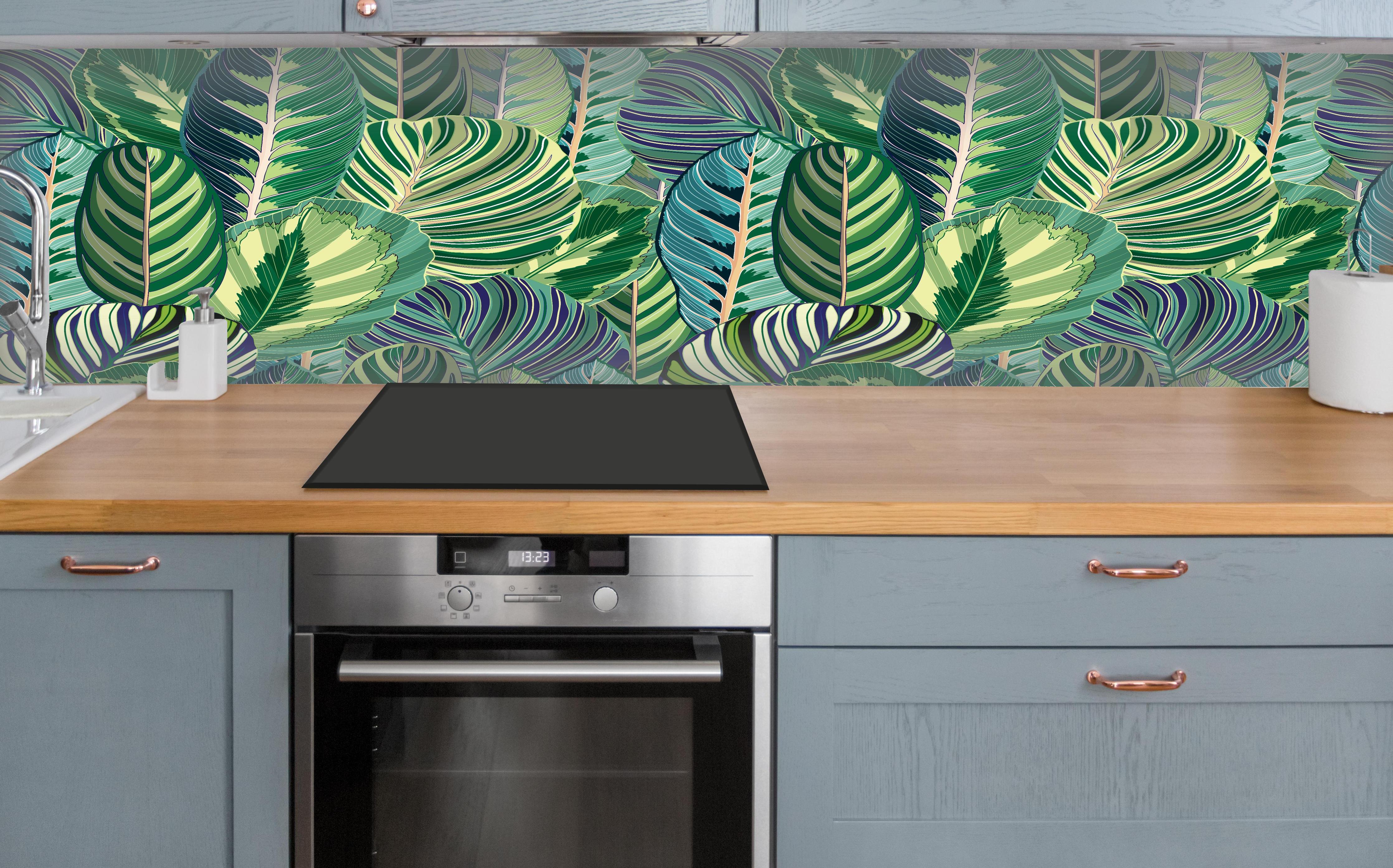 Küche - Tropische Blätter Grün-Türkis-Lila über polierter Holzarbeitsplatte mit Cerankochfeld