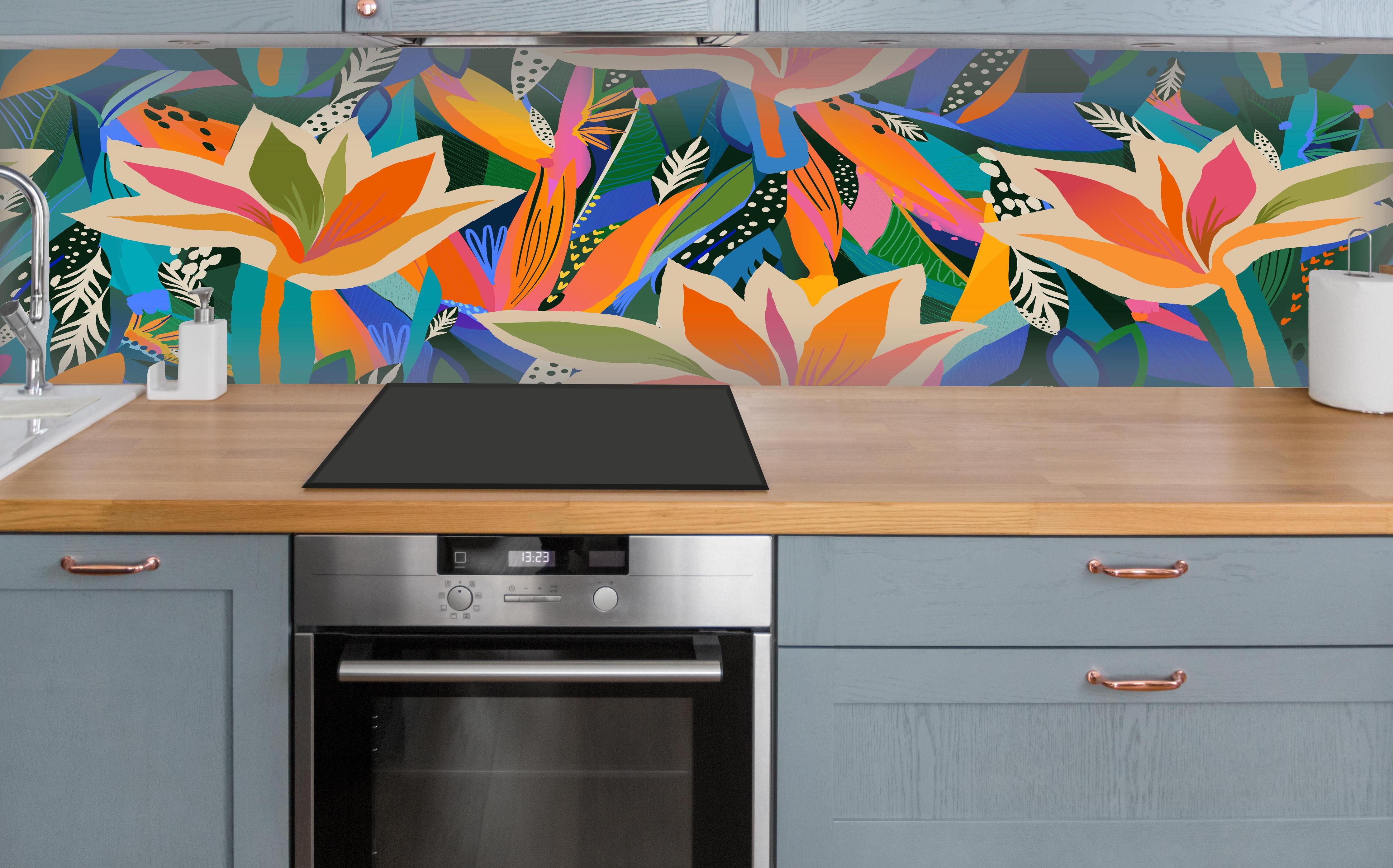 Küche - Tropische Blüten Blau-Orange-Grün über polierter Holzarbeitsplatte mit Cerankochfeld