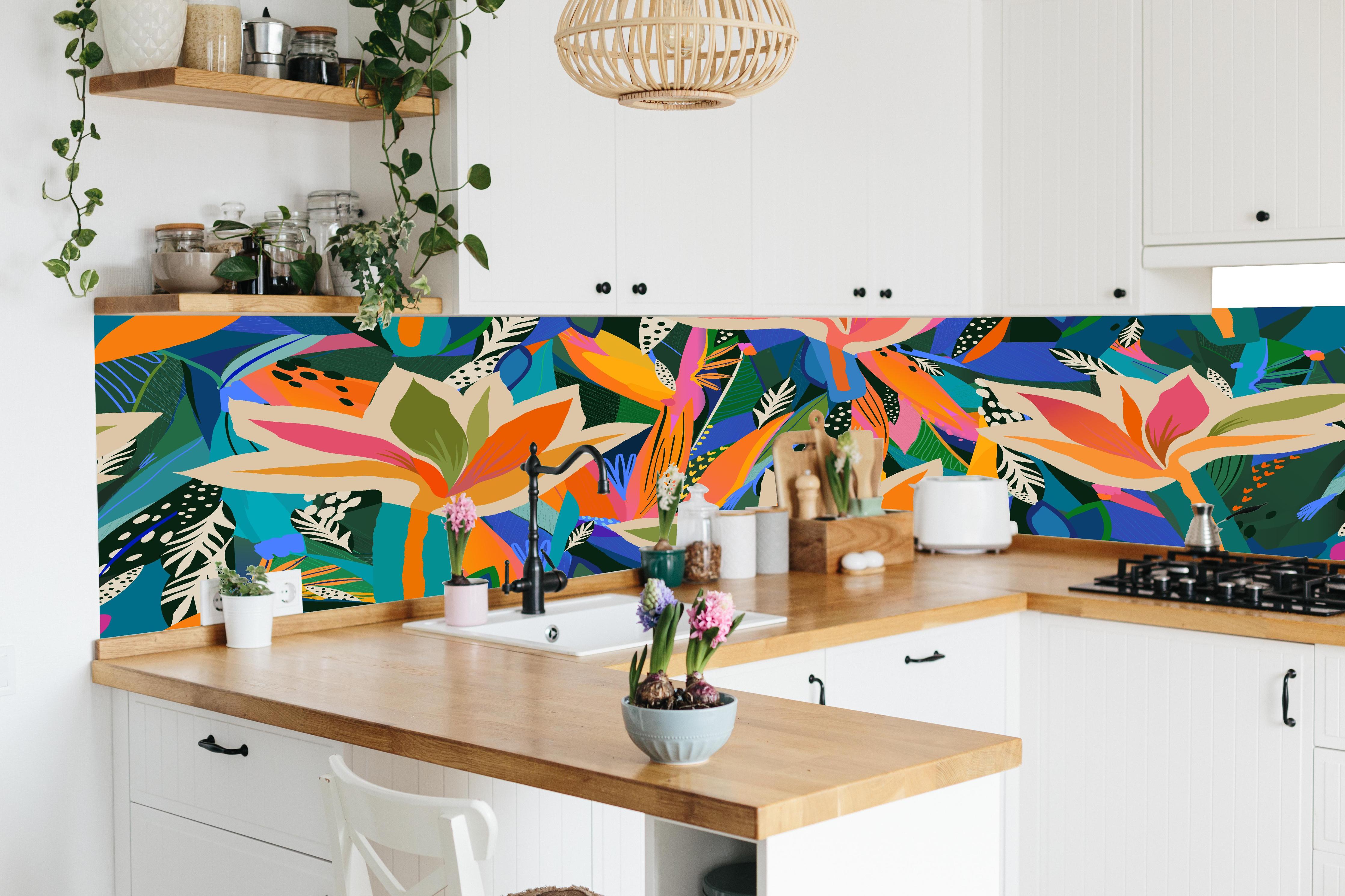 Küche - Tropische Blüten Blau-Orange-Grün in lebendiger Küche mit bunten Blumen