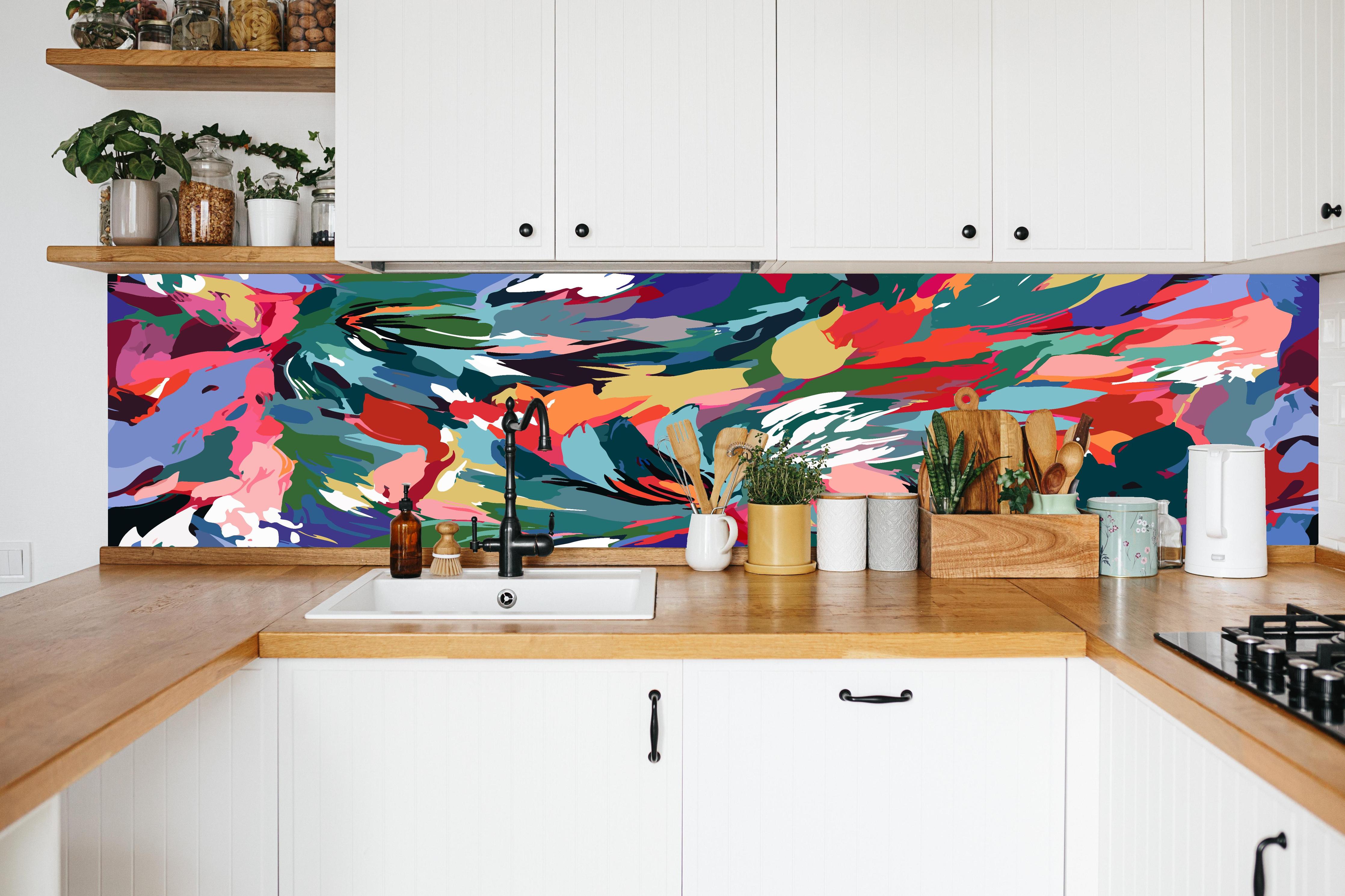 Küche - Tropische Blüten-Explosion Türkis-Rot in weißer Küche hinter Gewürzen und Kochlöffeln aus Holz