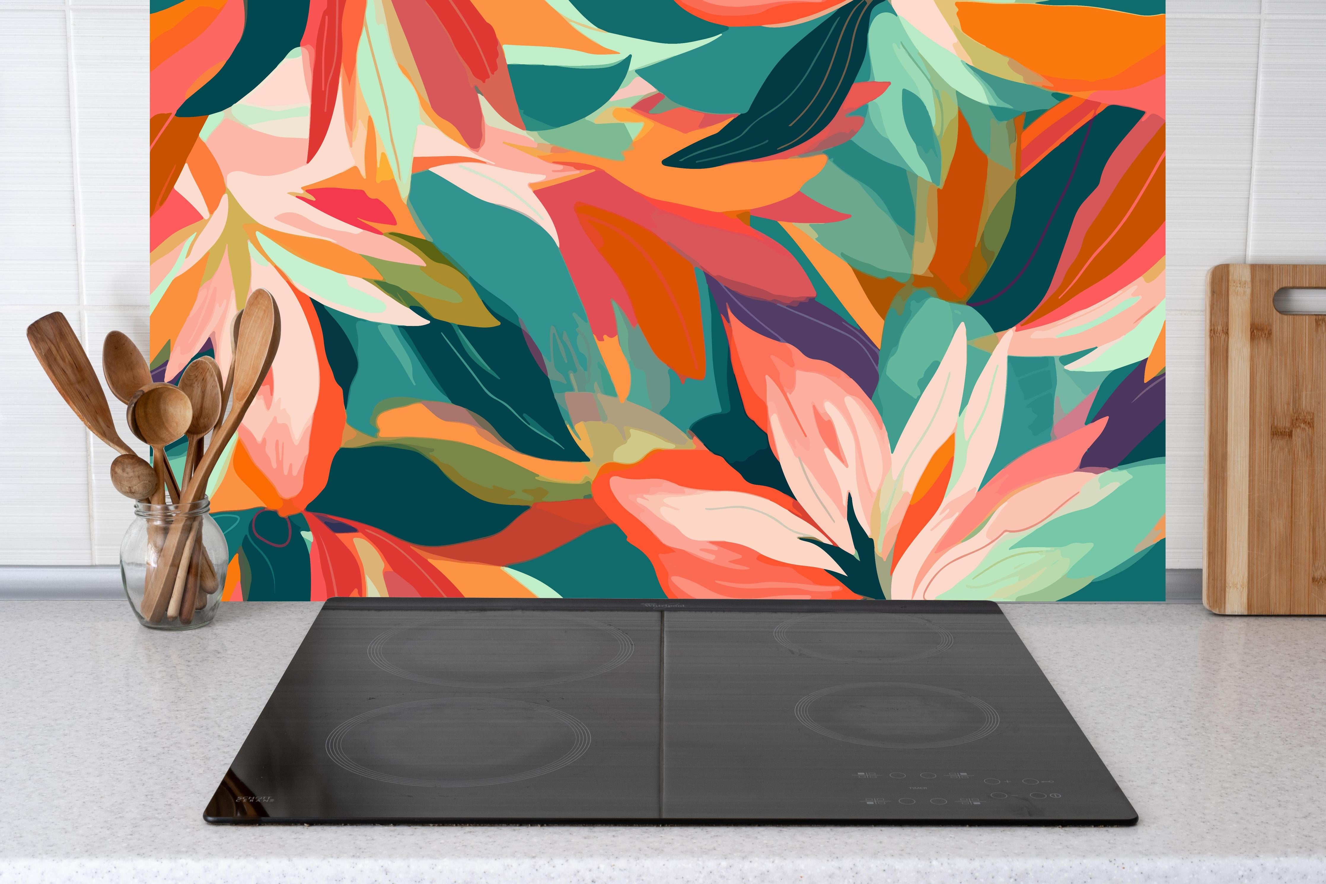 Küche - Tropische Blüten Türkis Koralle hinter Cerankochfeld und Holz-Kochutensilien