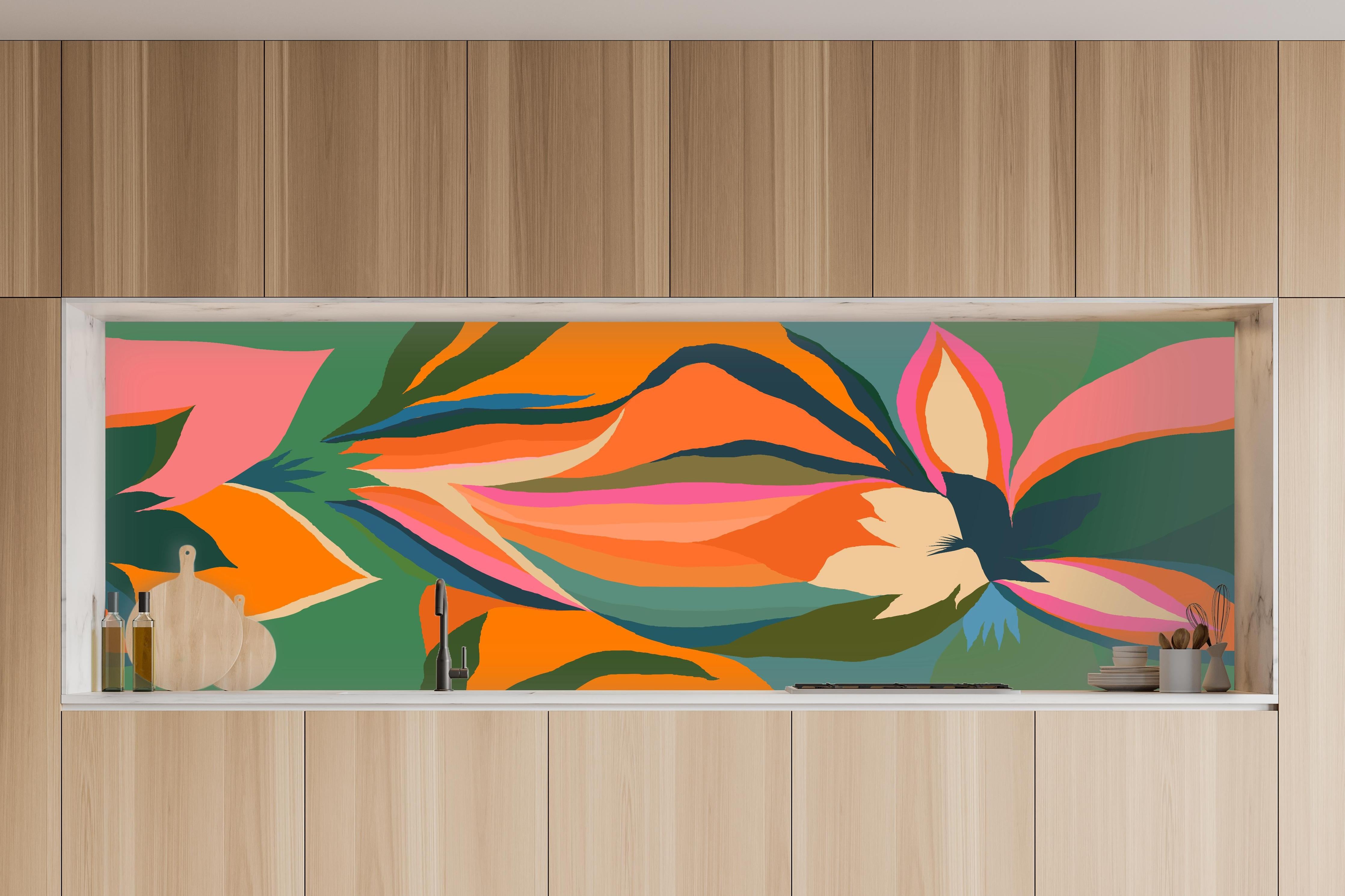 Küche - Tropische Blüten in Orange in charakteristischer Vollholz-Küche mit modernem Gasherd