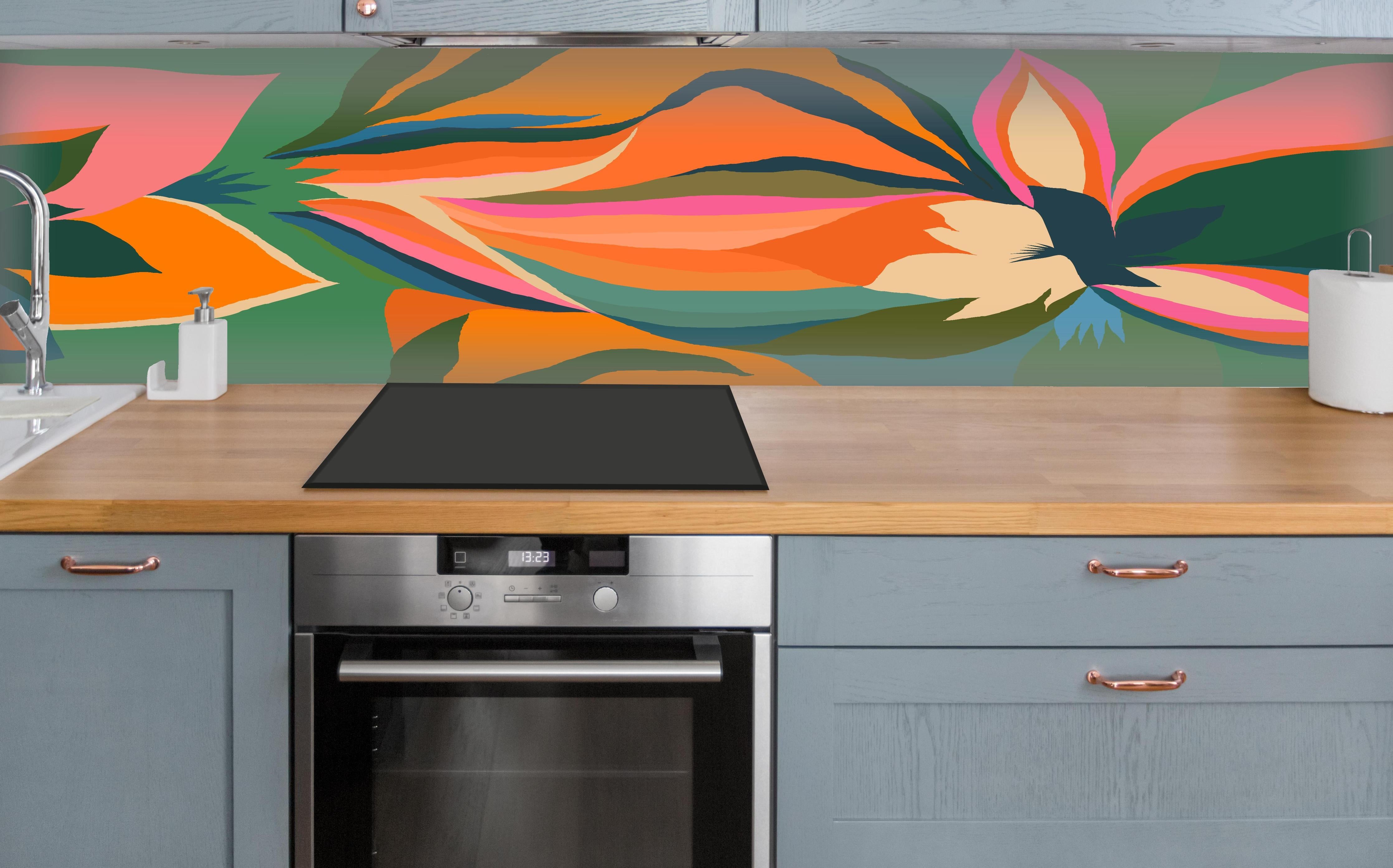 Küche - Tropische Blüten in Orange über polierter Holzarbeitsplatte mit Cerankochfeld