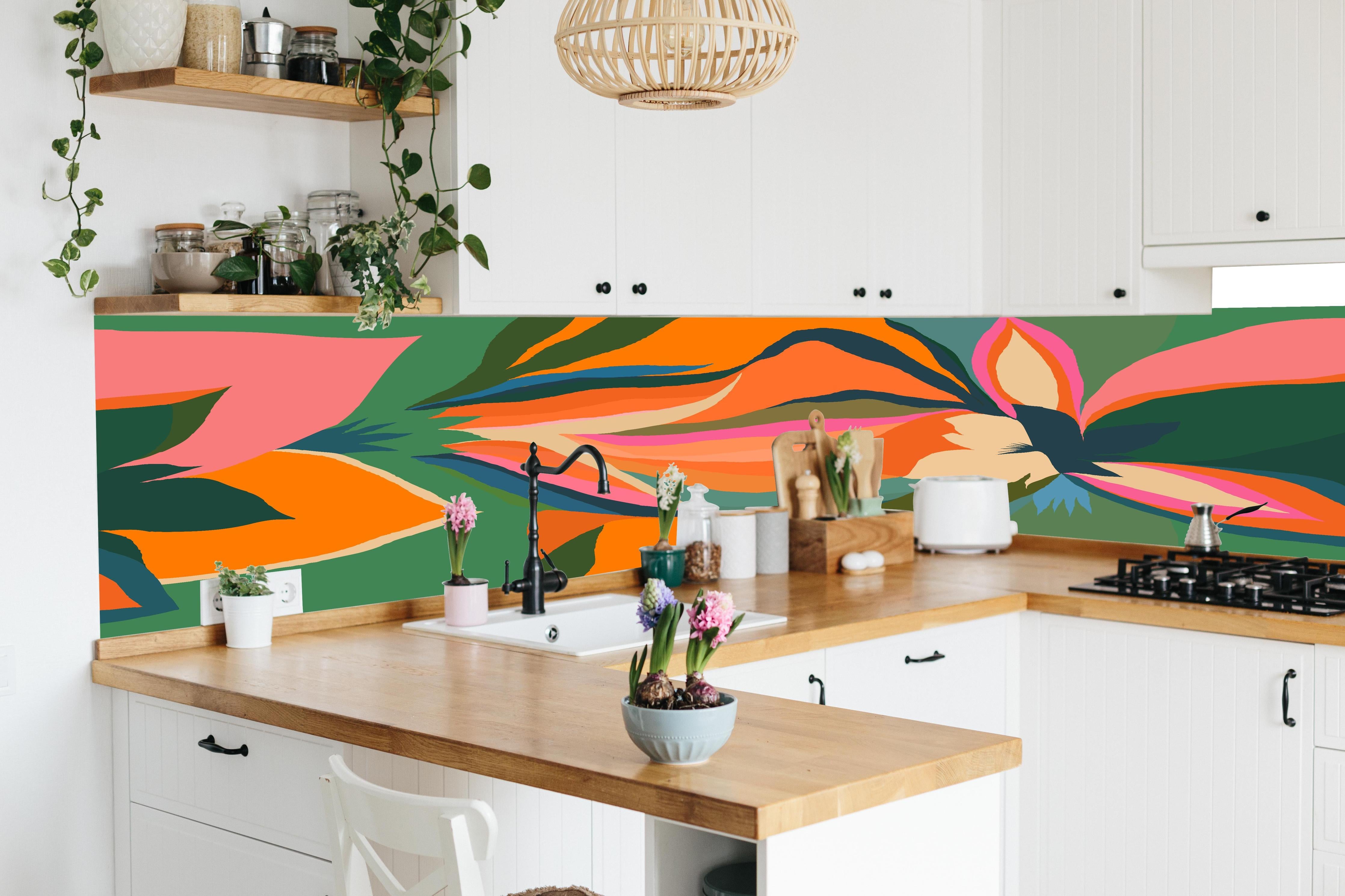 Küche - Tropische Blüten in Orange in lebendiger Küche mit bunten Blumen