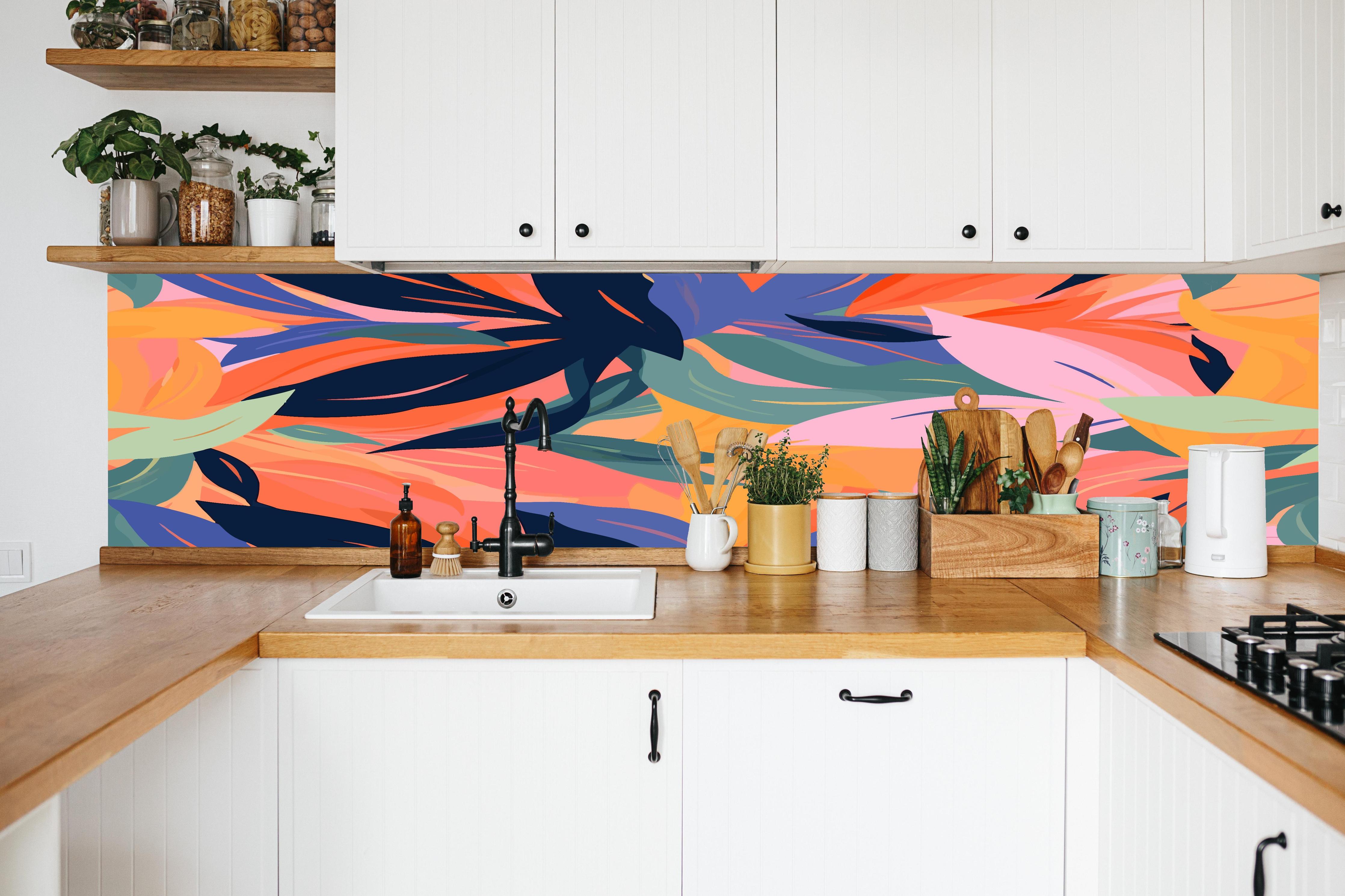 Küche - Tropische Blütenblätter Bunt in weißer Küche hinter Gewürzen und Kochlöffeln aus Holz