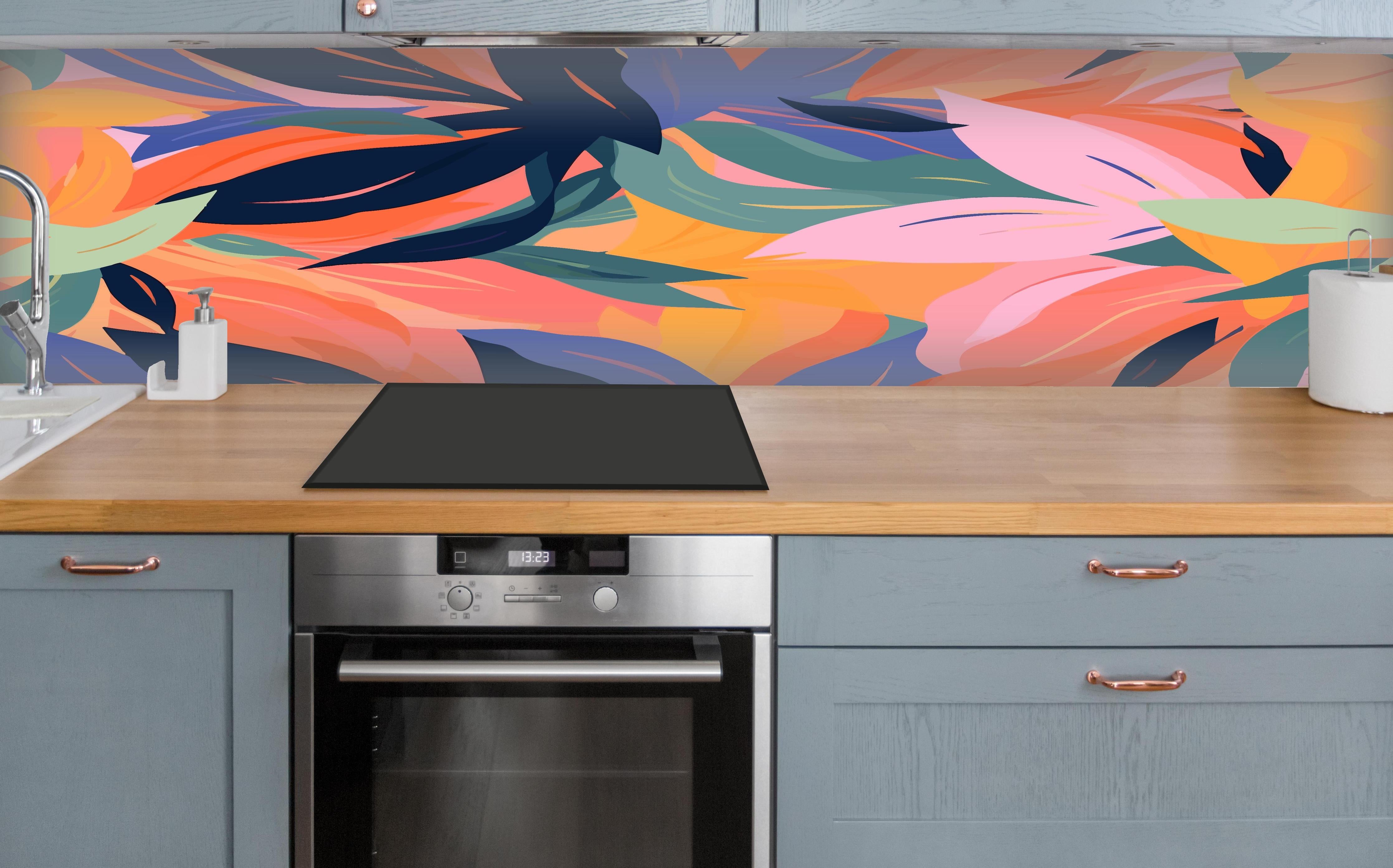 Küche - Tropische Blütenblätter Bunt über polierter Holzarbeitsplatte mit Cerankochfeld