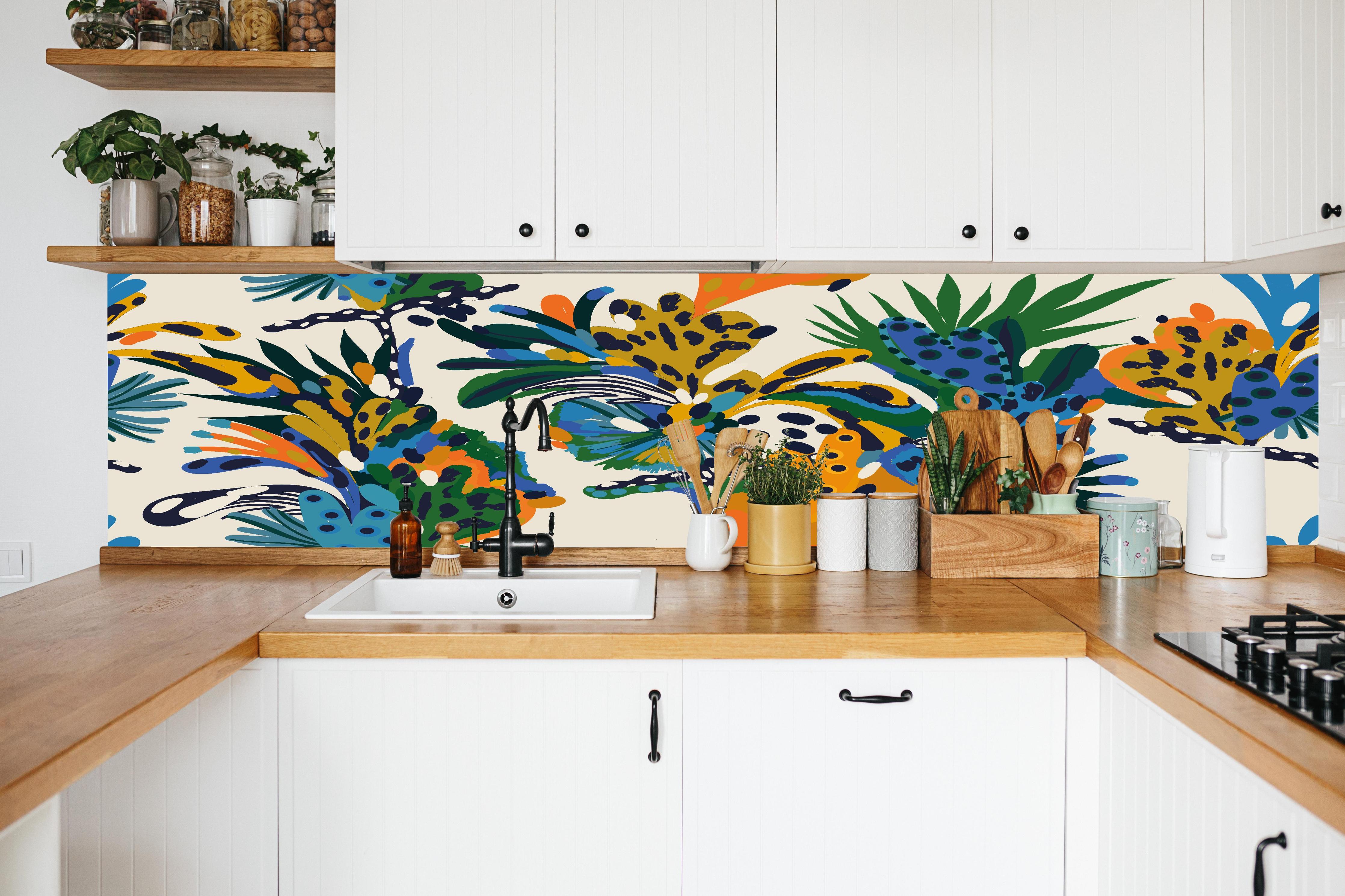 Küche - Tropische Blumen Blau Grün Orange in weißer Küche hinter Gewürzen und Kochlöffeln aus Holz