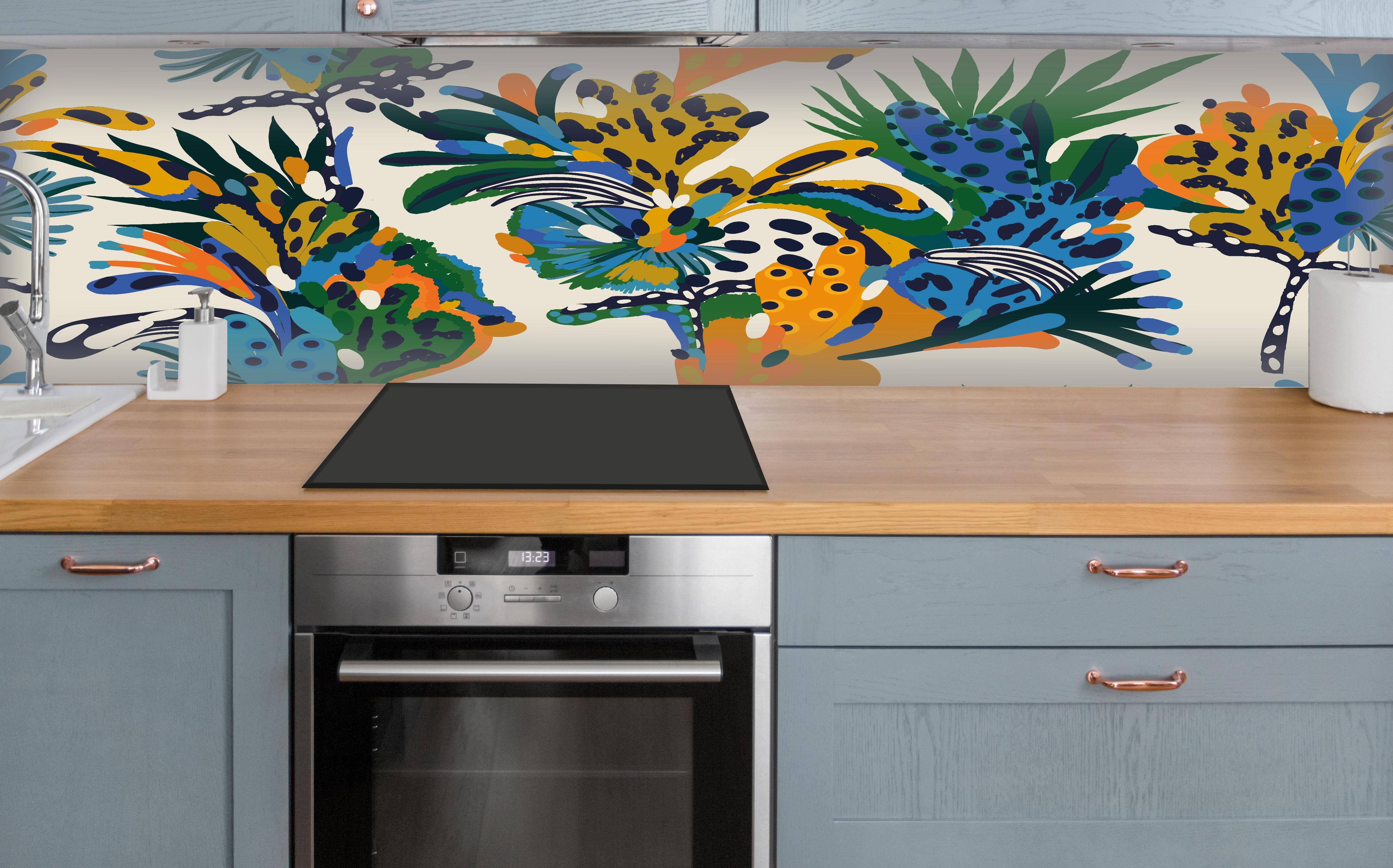 Küche - Tropische Blumen Blau Grün Orange über polierter Holzarbeitsplatte mit Cerankochfeld