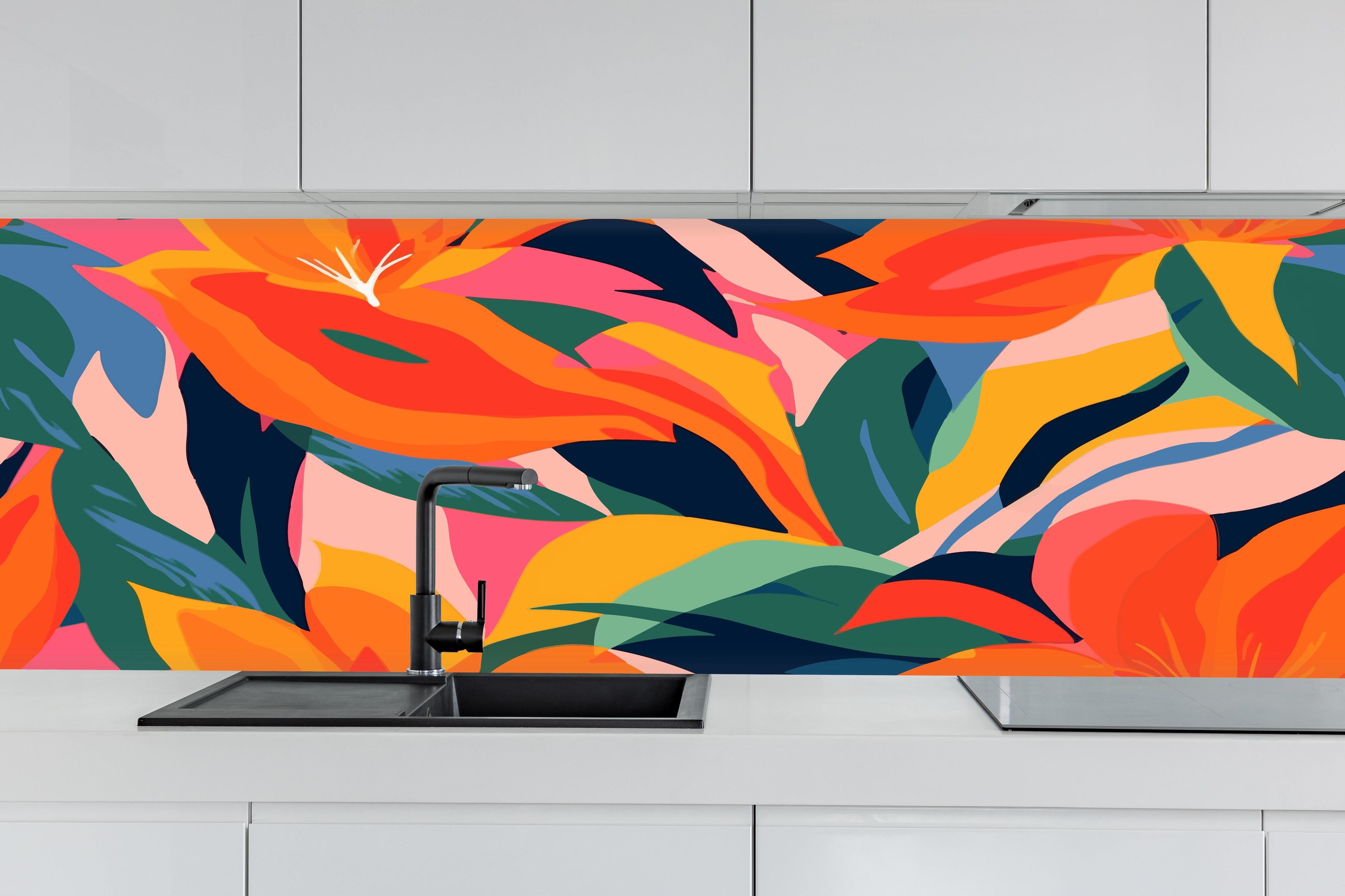 Küche - Tropische Bunte Blumenillustration hinter weißen Hochglanz-Küchenregalen und schwarzem Wasserhahn