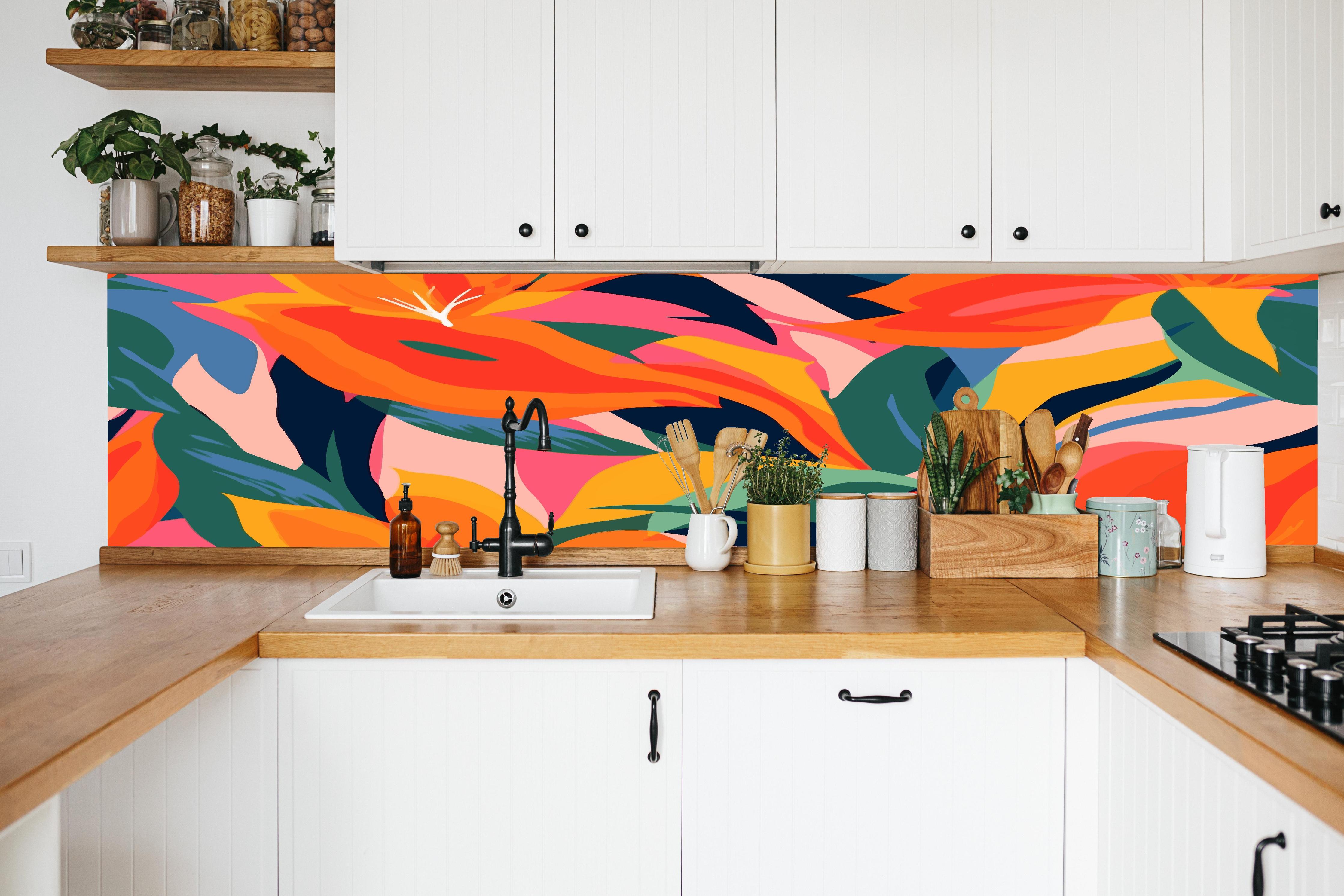Küche - Tropische Bunte Blumenillustration in weißer Küche hinter Gewürzen und Kochlöffeln aus Holz