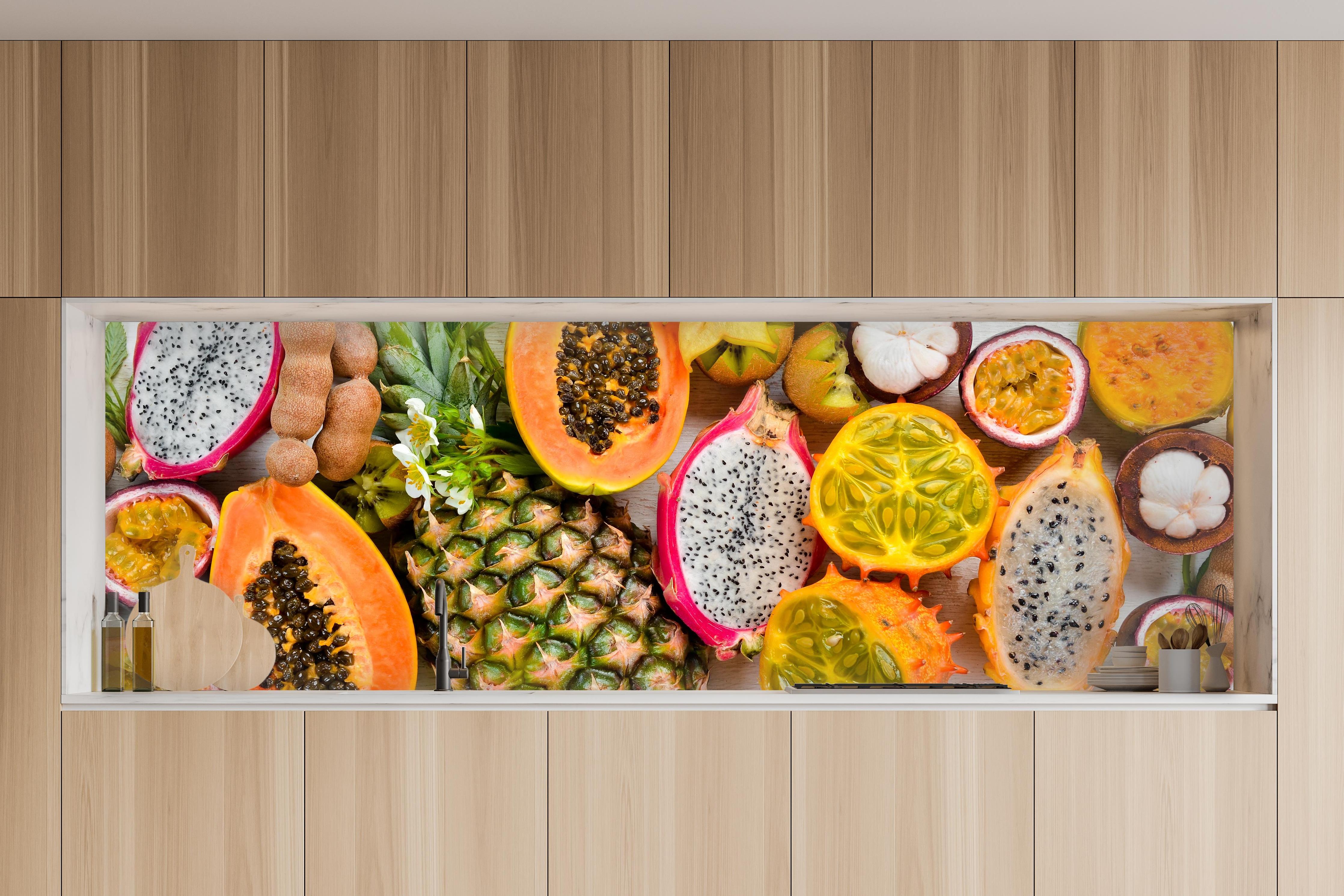 Küche - Tropische Früchte Collage Orange Gelb in charakteristischer Vollholz-Küche mit modernem Gasherd