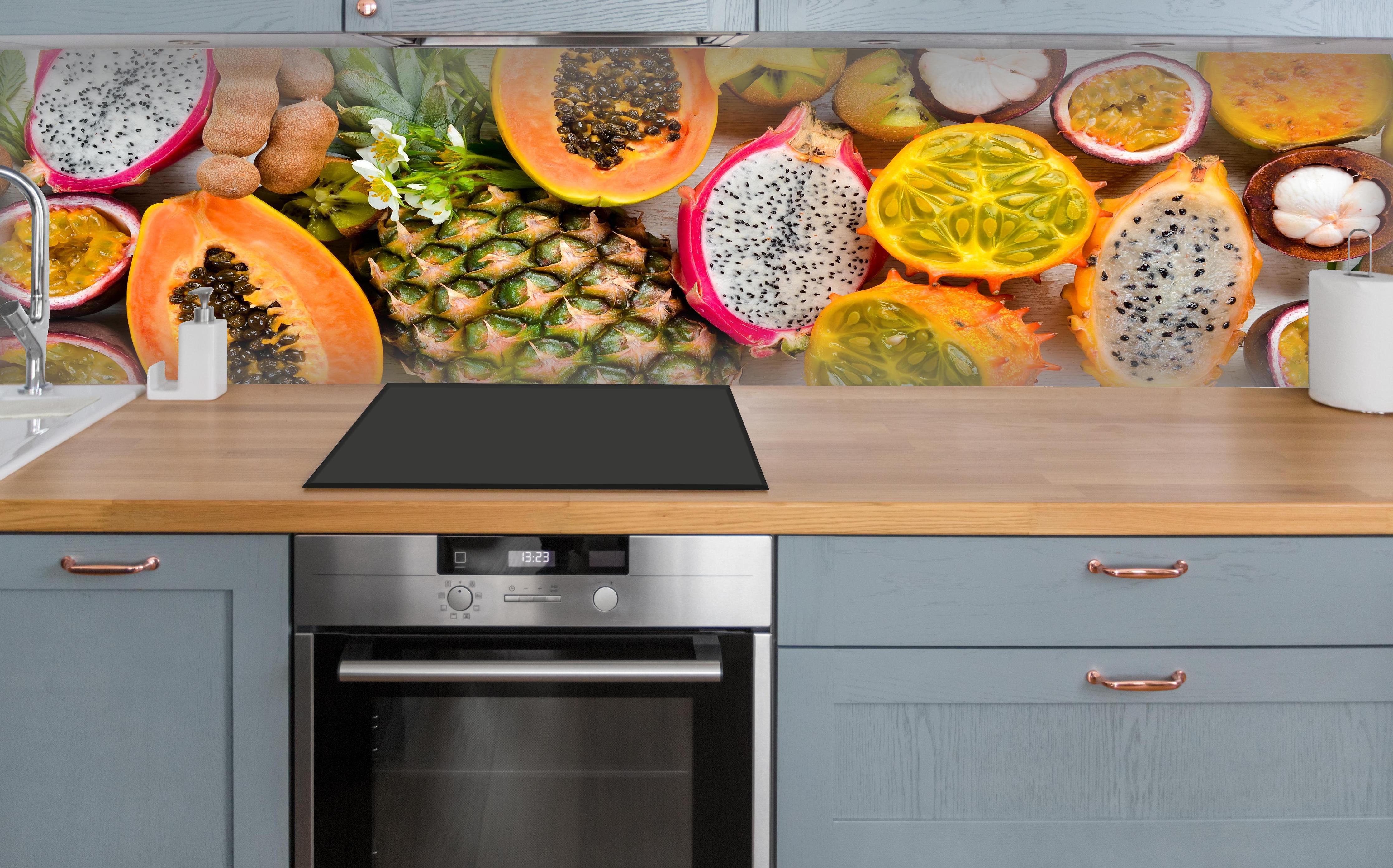 Küche - Tropische Früchte Collage Orange Gelb über polierter Holzarbeitsplatte mit Cerankochfeld