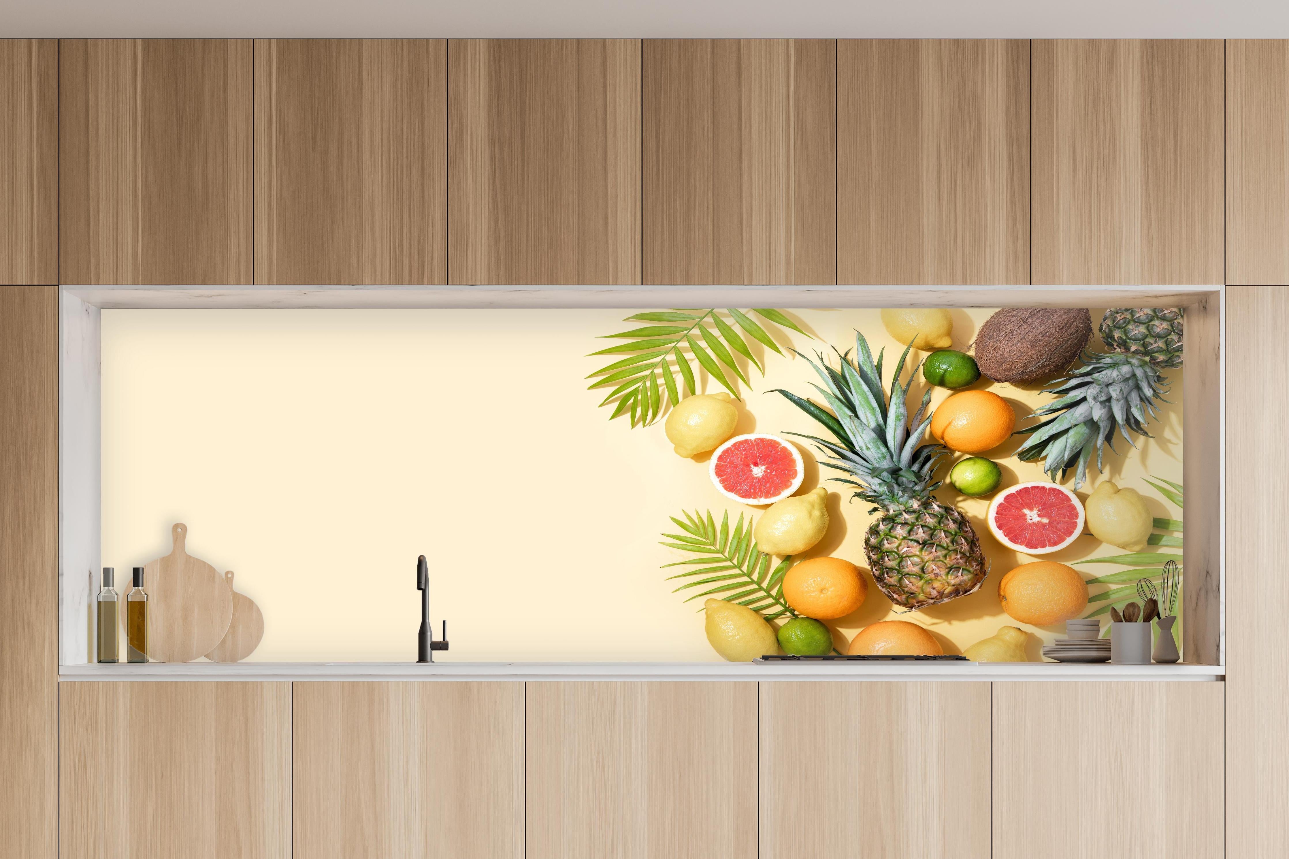 Küche - Tropische Früchte auf Beige in charakteristischer Vollholz-Küche mit modernem Gasherd