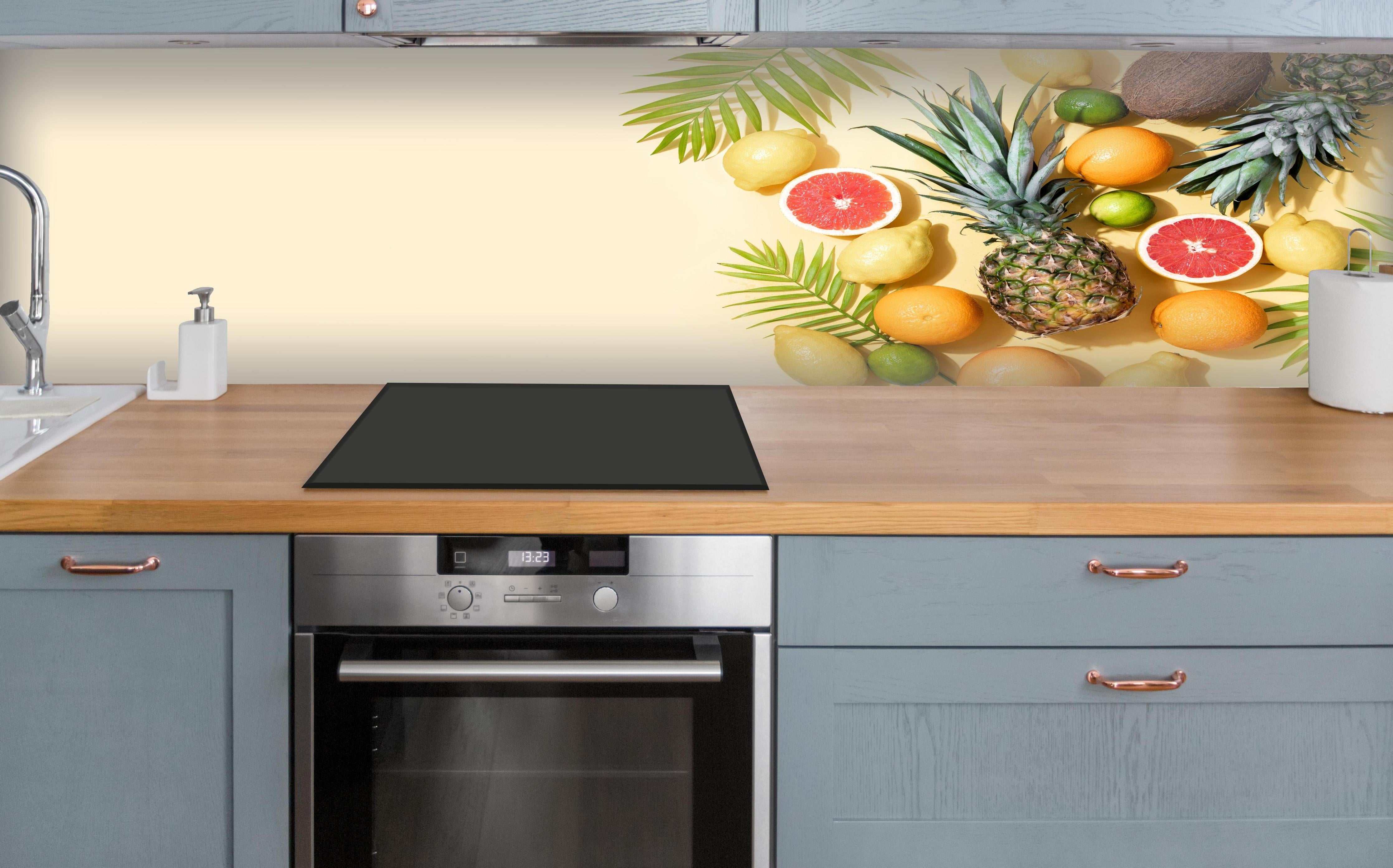 Küche - Tropische Früchte auf Beige über polierter Holzarbeitsplatte mit Cerankochfeld