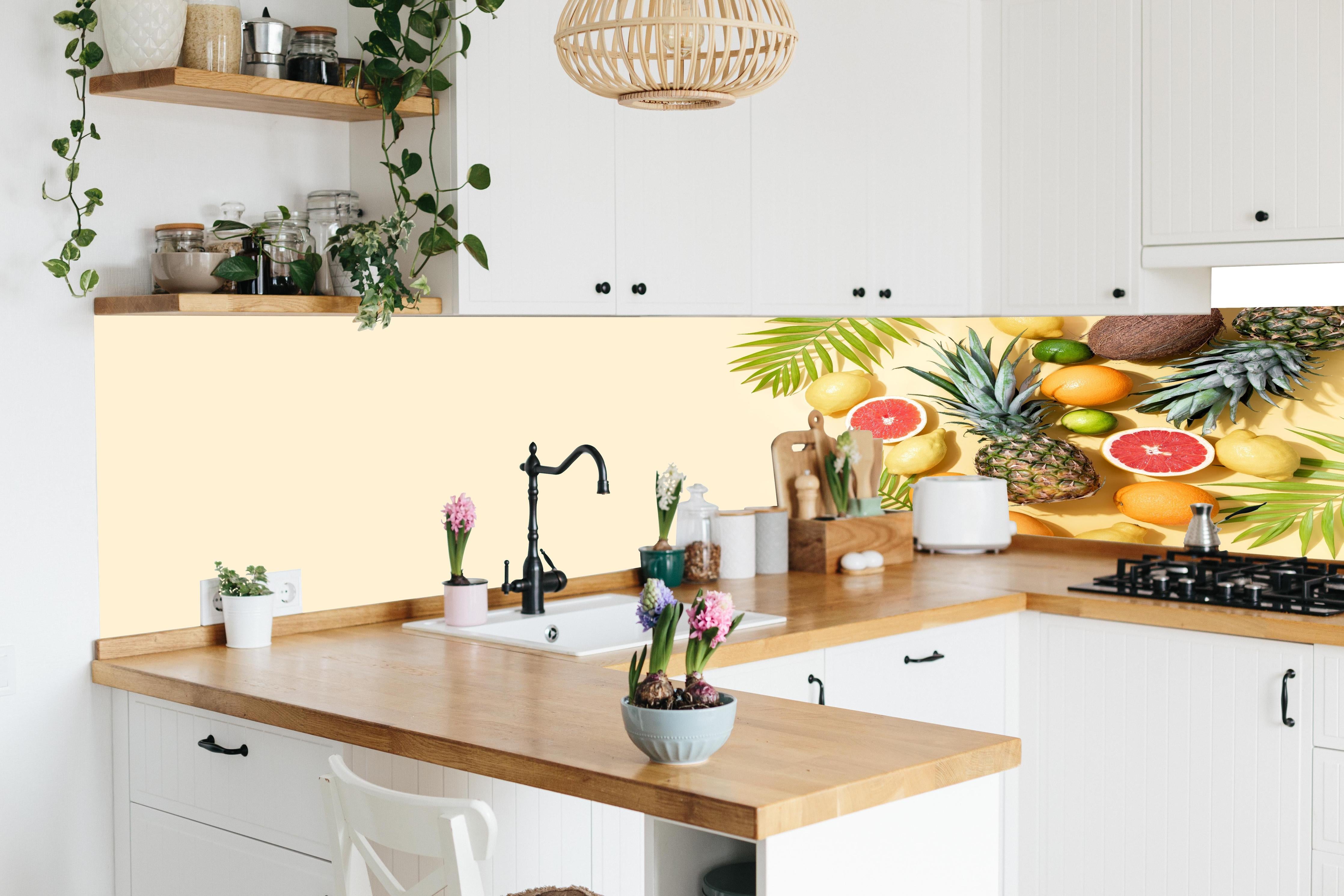 Küche - Tropische Früchte auf Beige in lebendiger Küche mit bunten Blumen