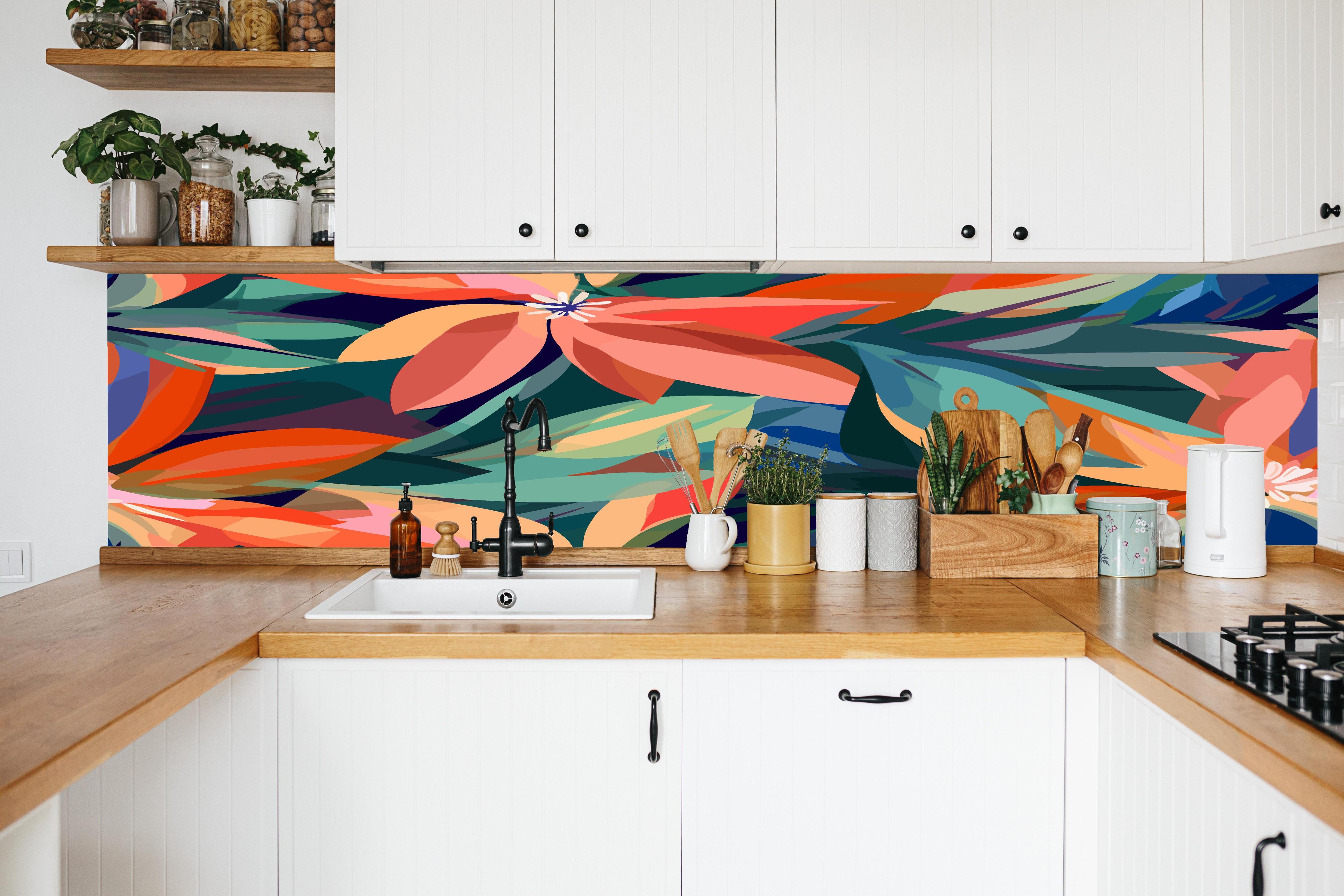 Küche - Tropische Petals Koralle-Grün in weißer Küche hinter Gewürzen und Kochlöffeln aus Holz