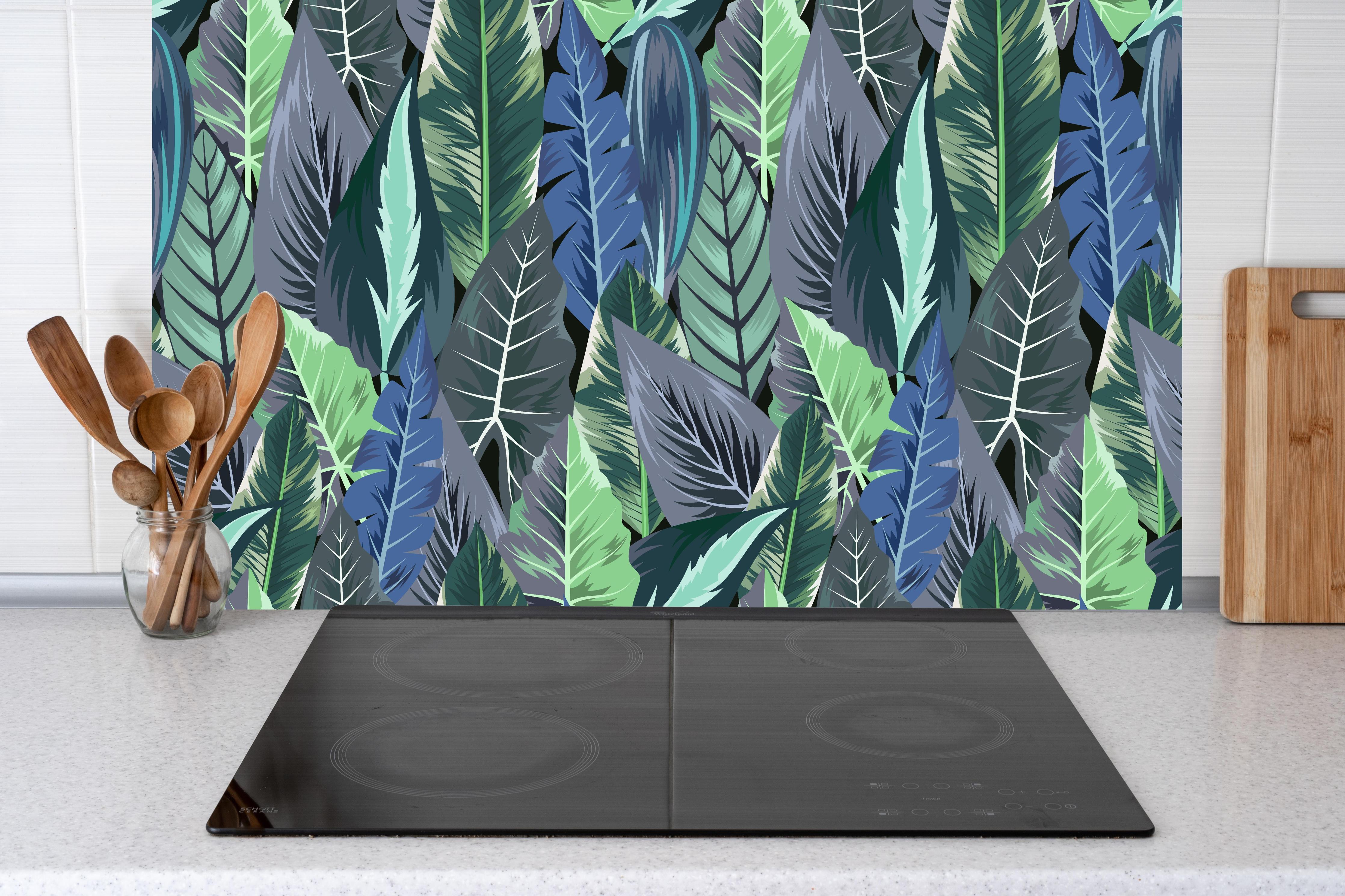 Küche - Tropisches Blatt-Labyrinth Grün-Blau hinter Cerankochfeld und Holz-Kochutensilien