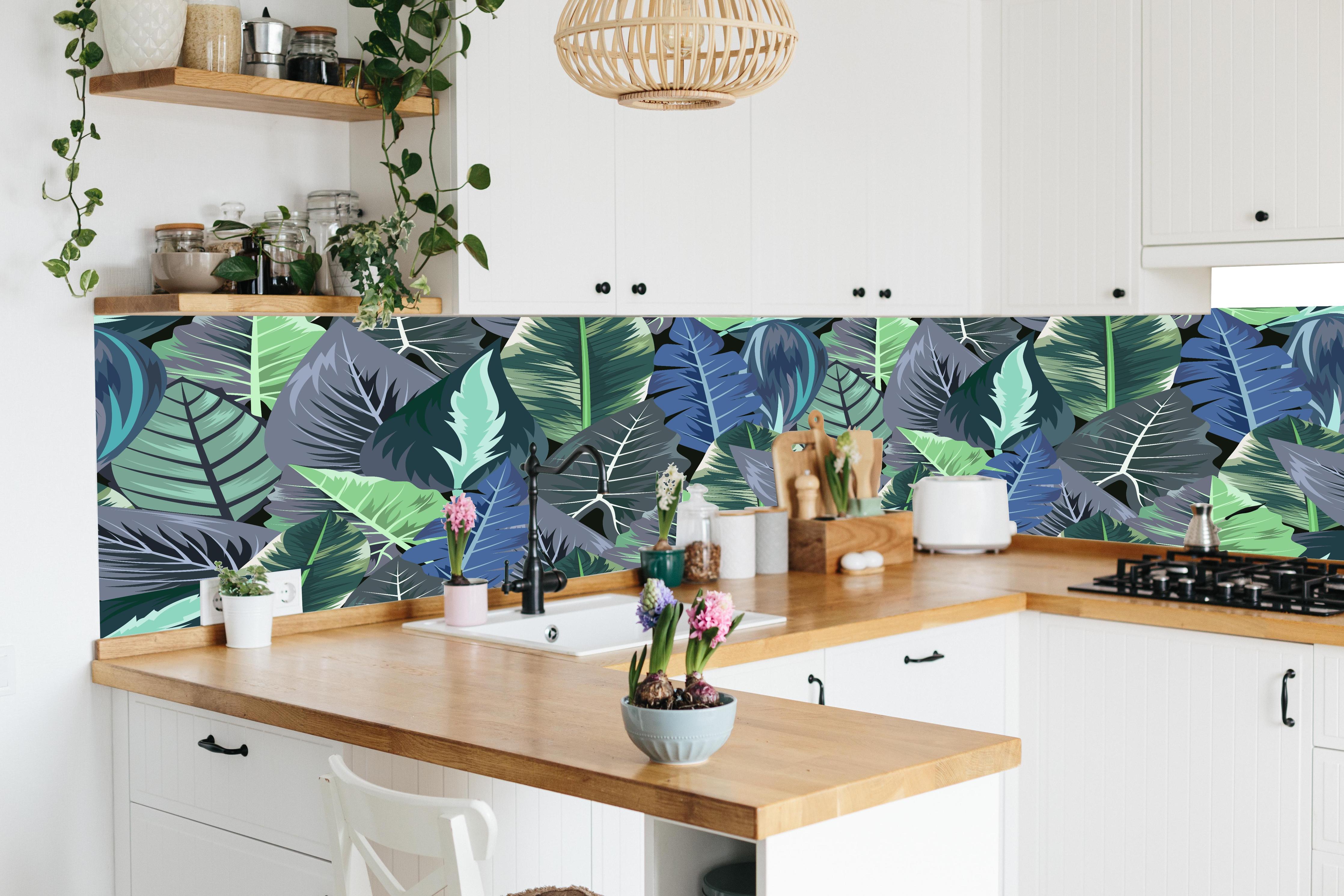 Küche - Tropisches Blatt-Labyrinth Grün-Blau in lebendiger Küche mit bunten Blumen