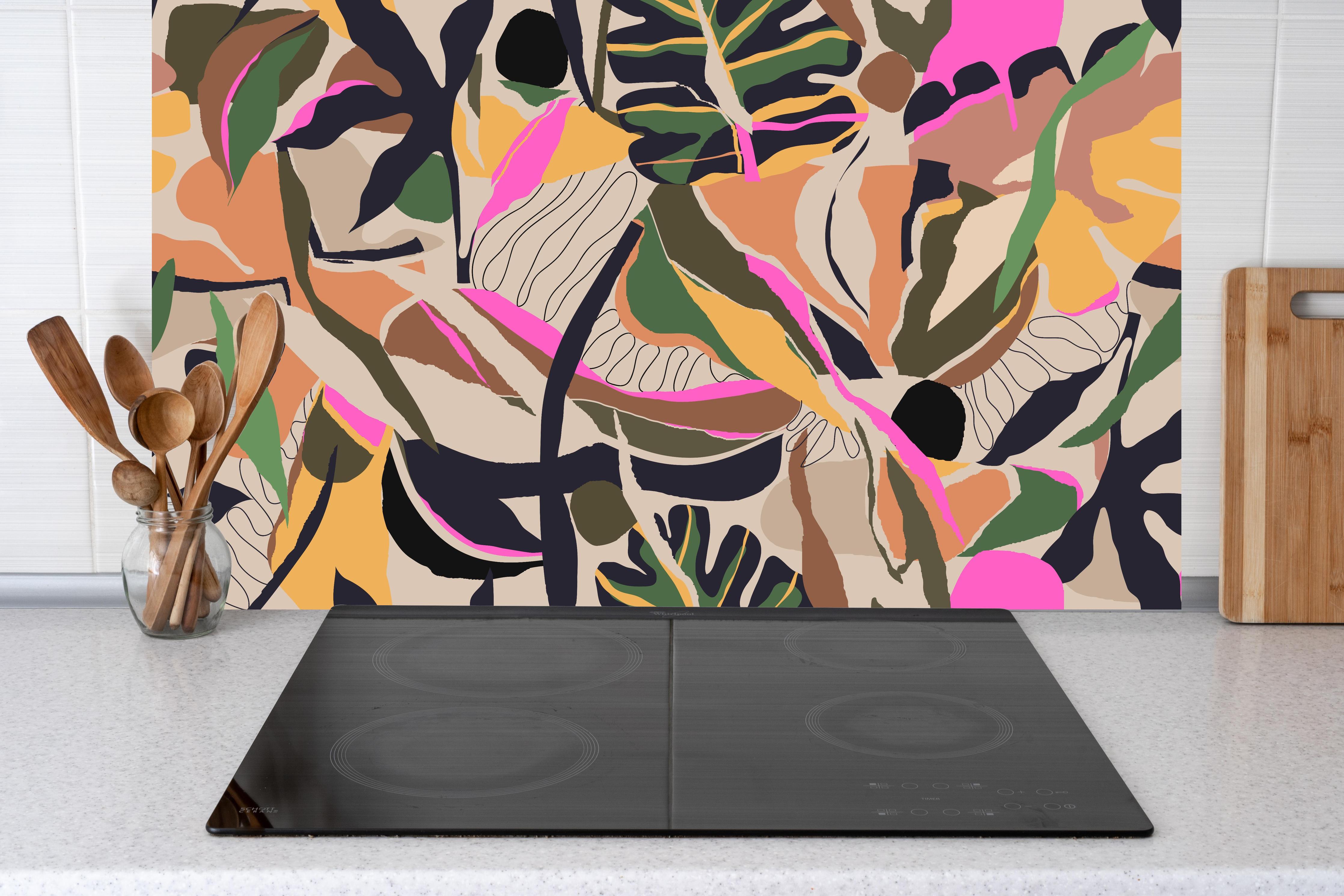 Küche - Tropisches Blattmuster Beige-Pink hinter Cerankochfeld und Holz-Kochutensilien