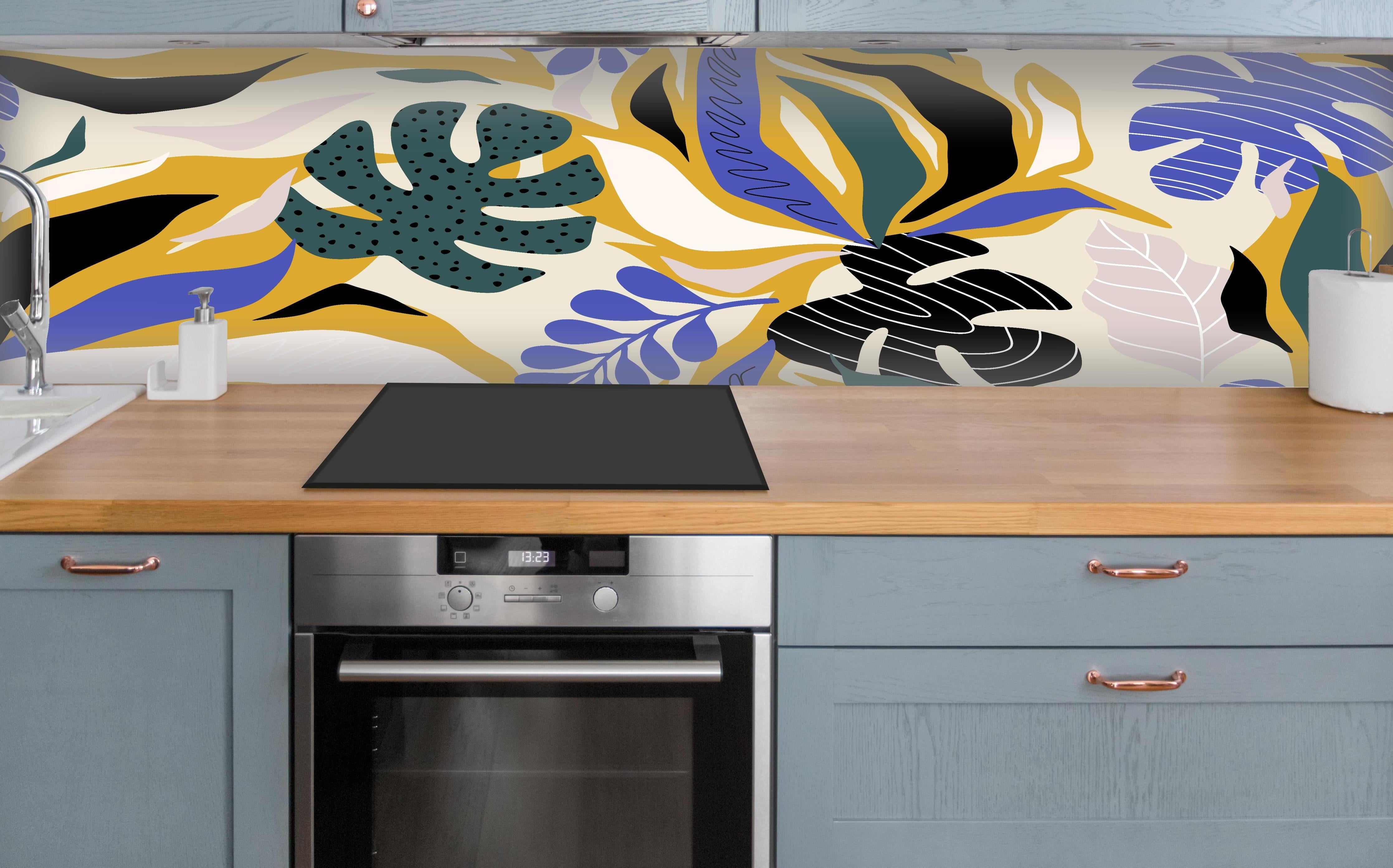 Küche - Tropisches Blattmuster Gelb-Blau über polierter Holzarbeitsplatte mit Cerankochfeld