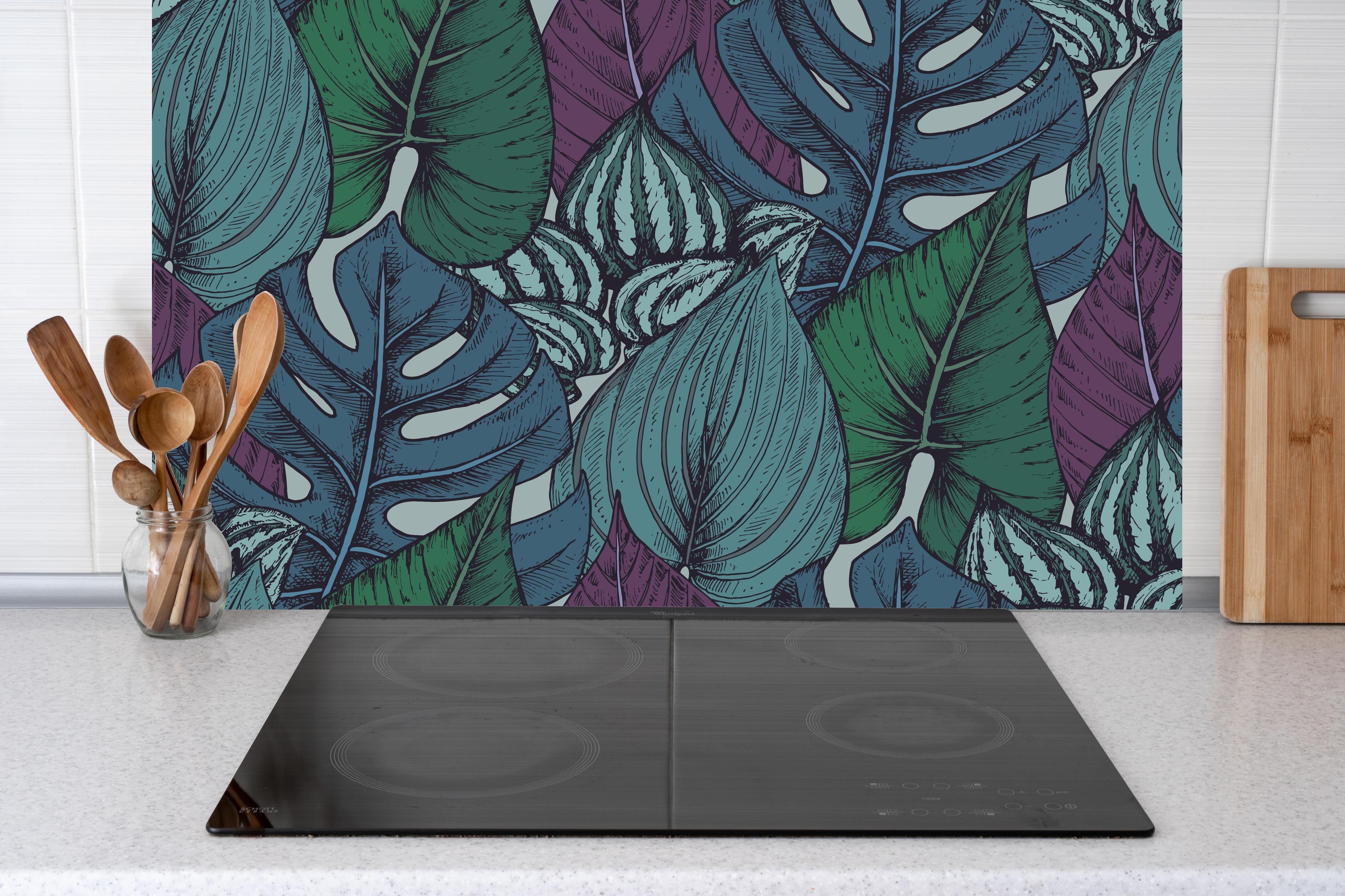 Küche - Tropisches Blattmuster Türkis-Lila hinter Cerankochfeld und Holz-Kochutensilien