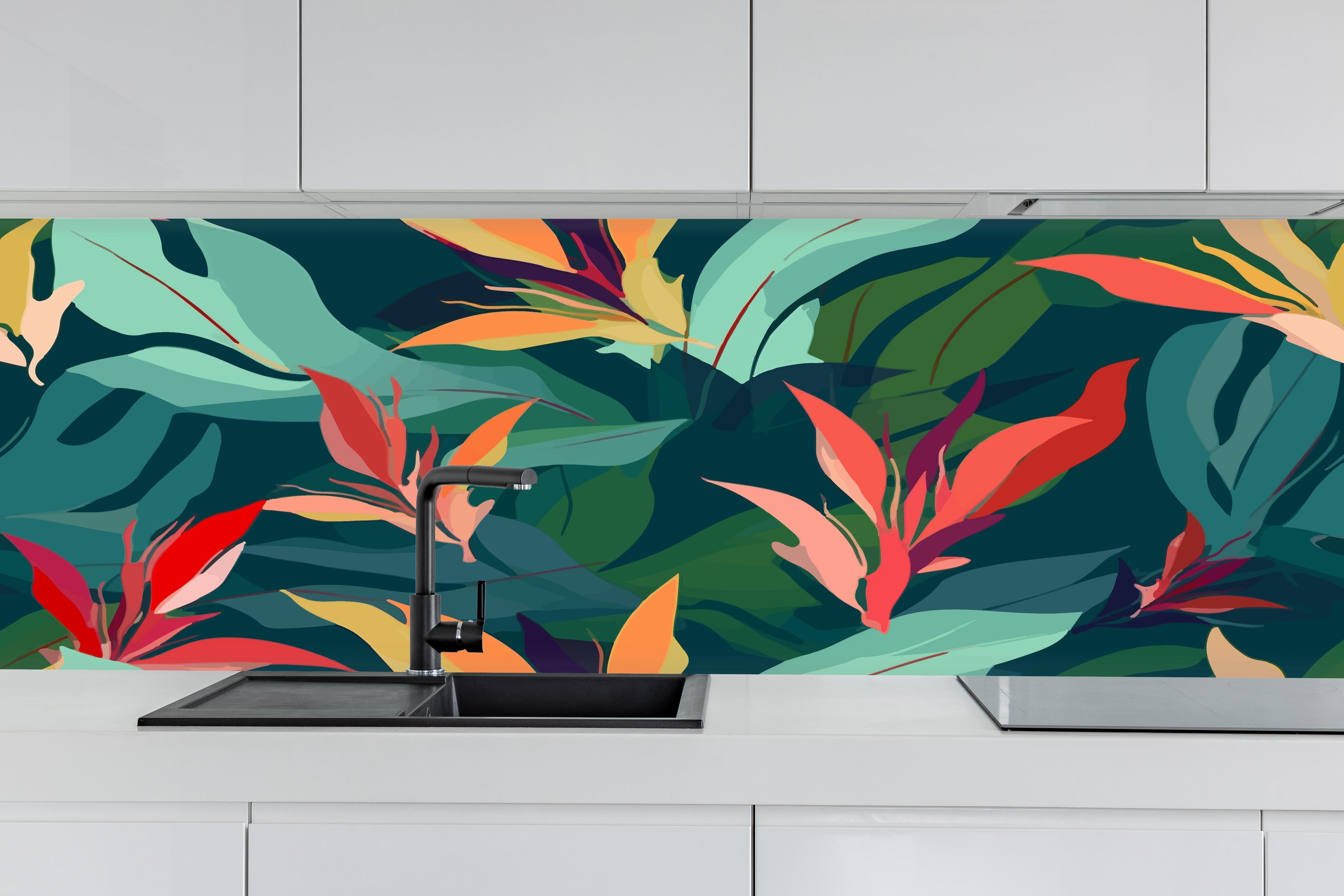 Küche - Tropisches Blütenblattmuster Grün-Türkis hinter weißen Hochglanz-Küchenregalen und schwarzem Wasserhahn
