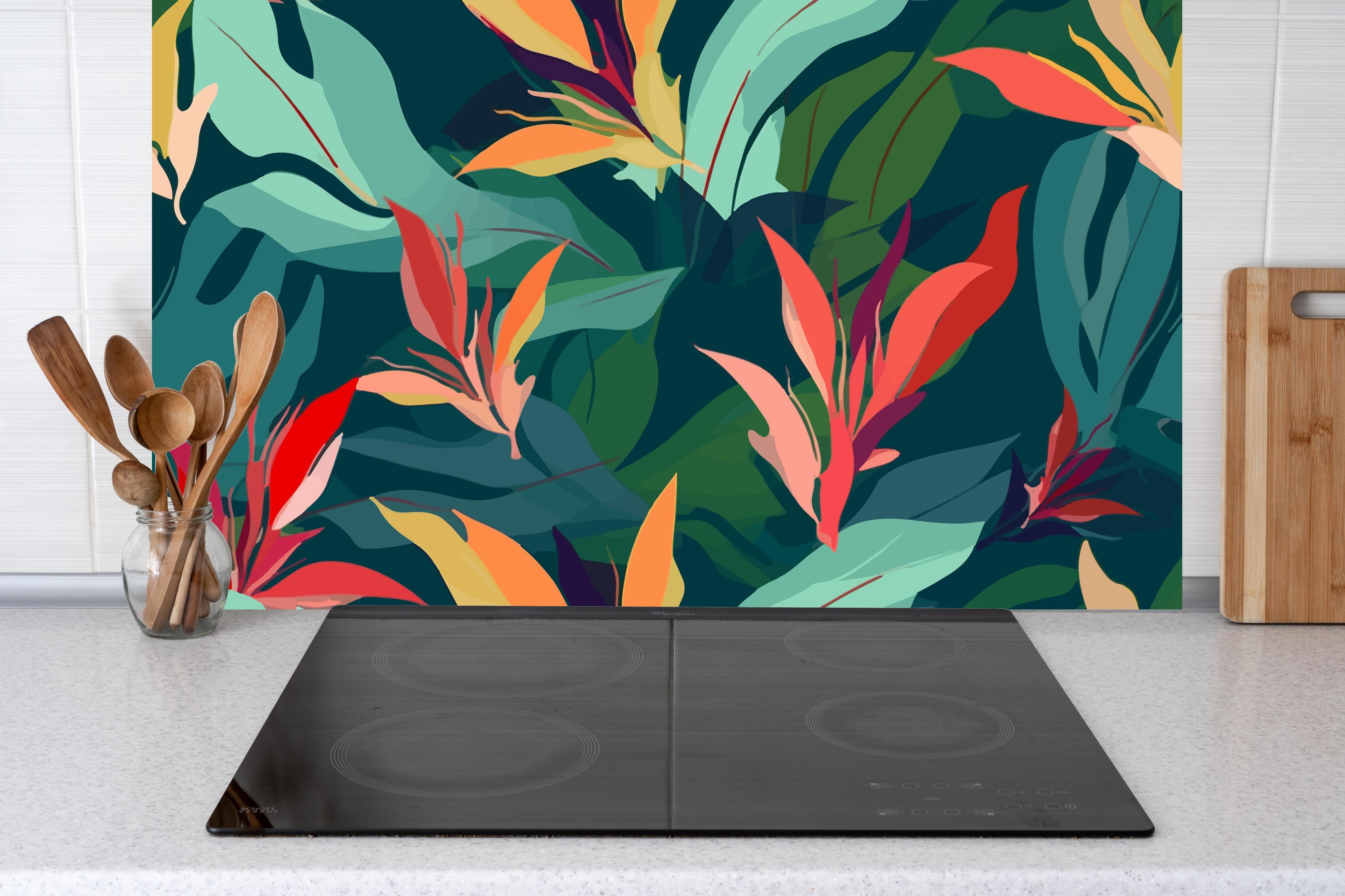Küche - Tropisches Blütenblattmuster Grün-Türkis hinter Cerankochfeld und Holz-Kochutensilien