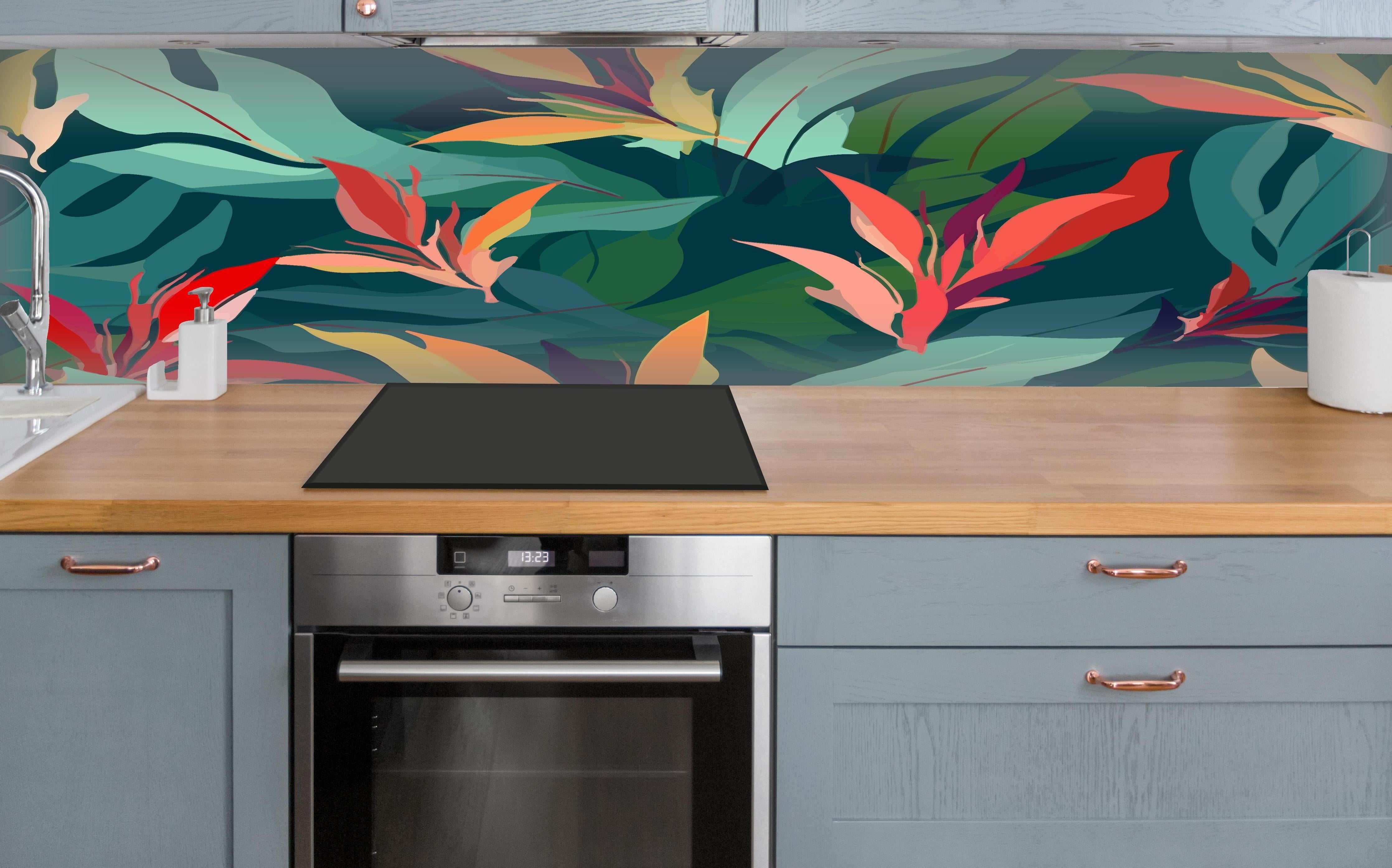 Küche - Tropisches Blütenblattmuster Grün-Türkis über polierter Holzarbeitsplatte mit Cerankochfeld