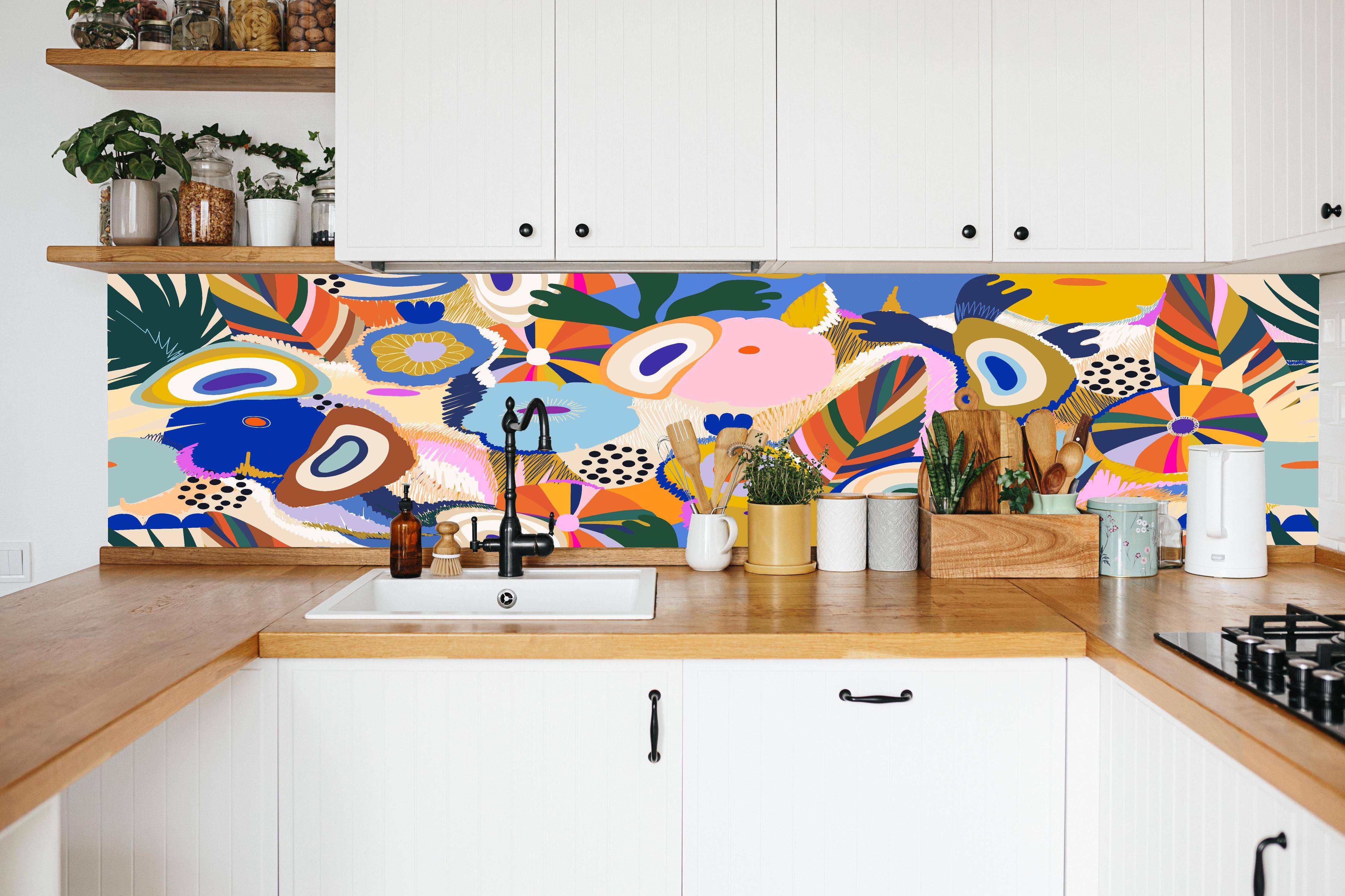 Küche - Tropisches Blumen-Abstract Bunt in weißer Küche hinter Gewürzen und Kochlöffeln aus Holz