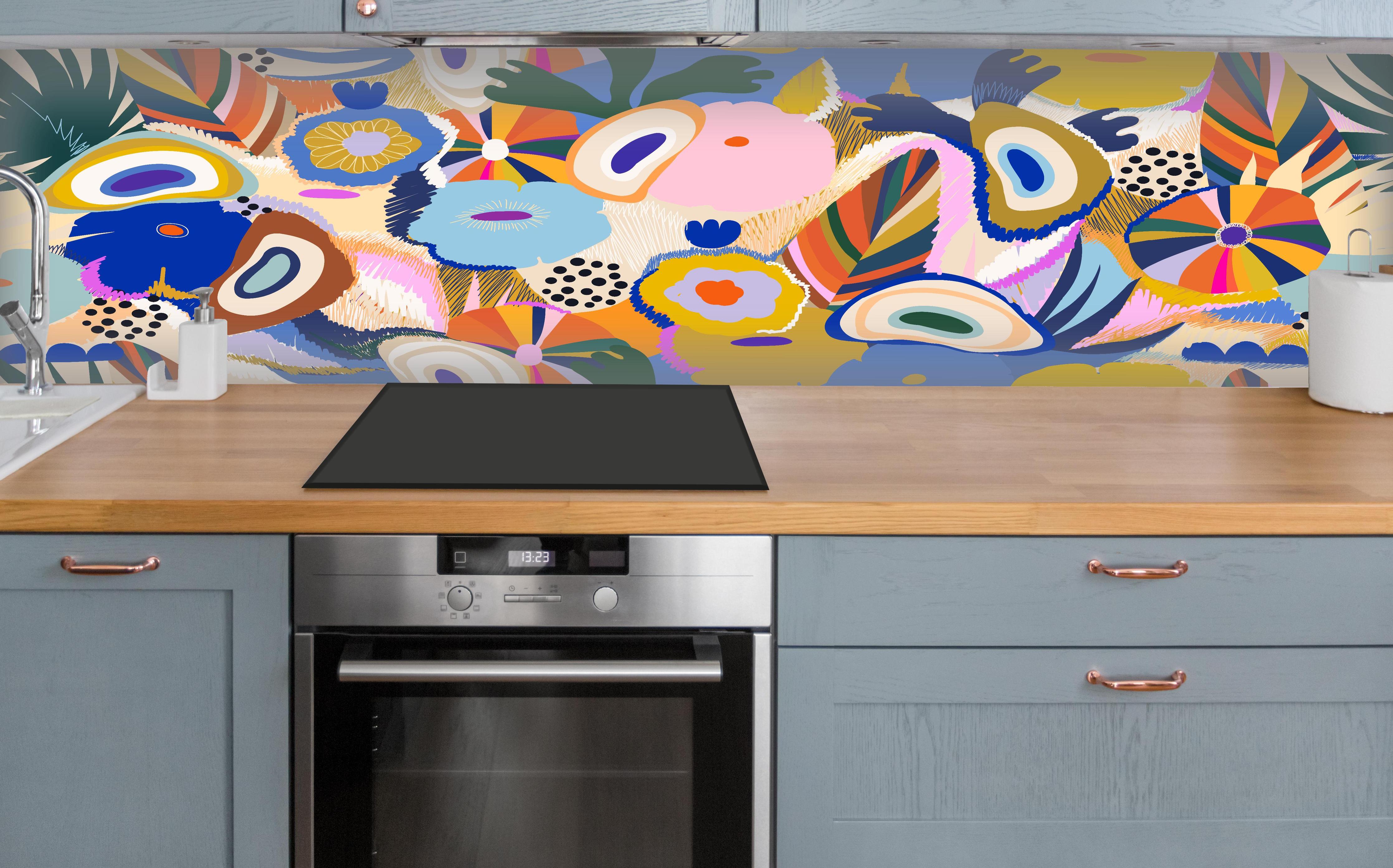 Küche - Tropisches Blumen-Abstract Bunt über polierter Holzarbeitsplatte mit Cerankochfeld