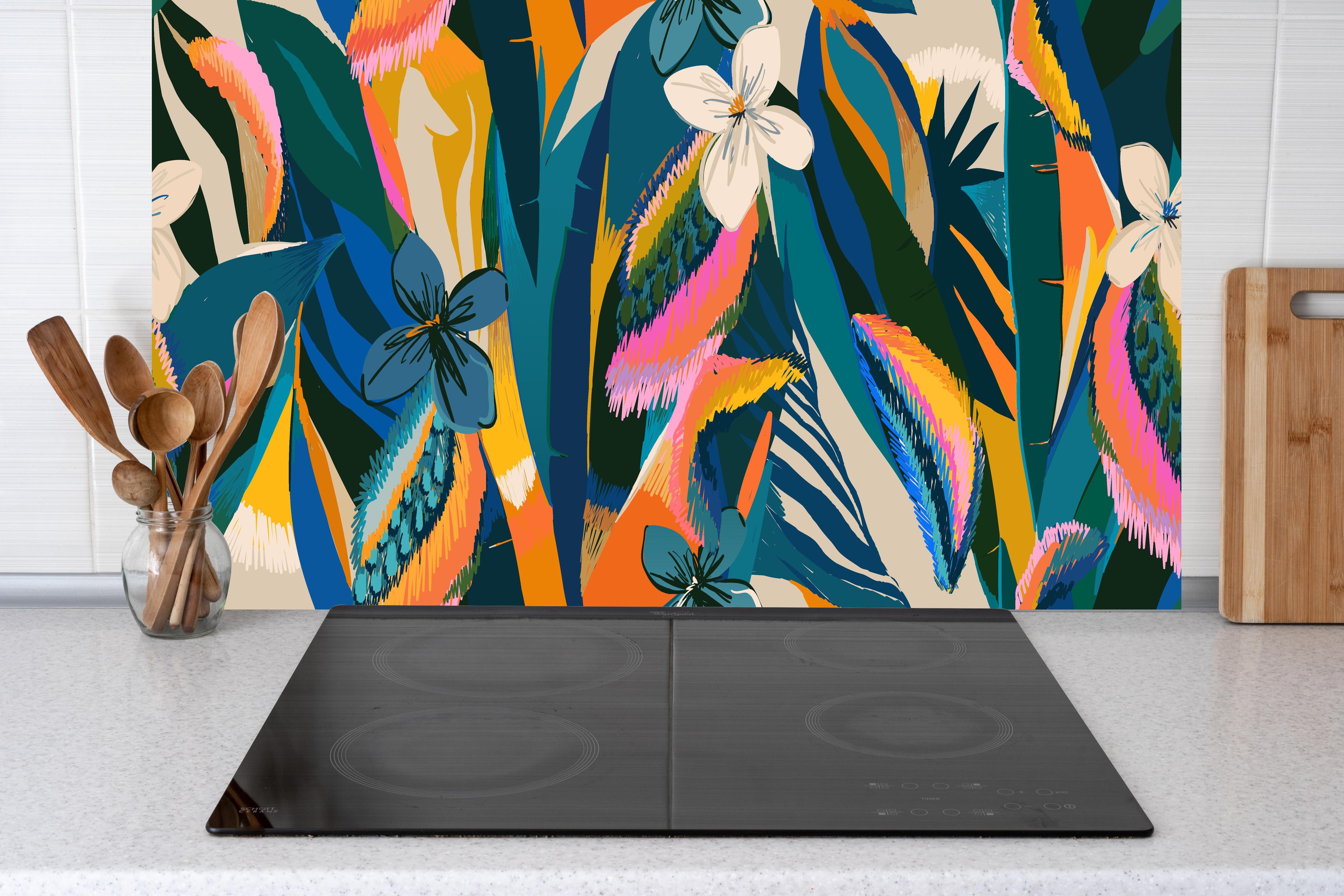 Küche - Tropisches Blumenmuster Blau-Orange hinter Cerankochfeld und Holz-Kochutensilien