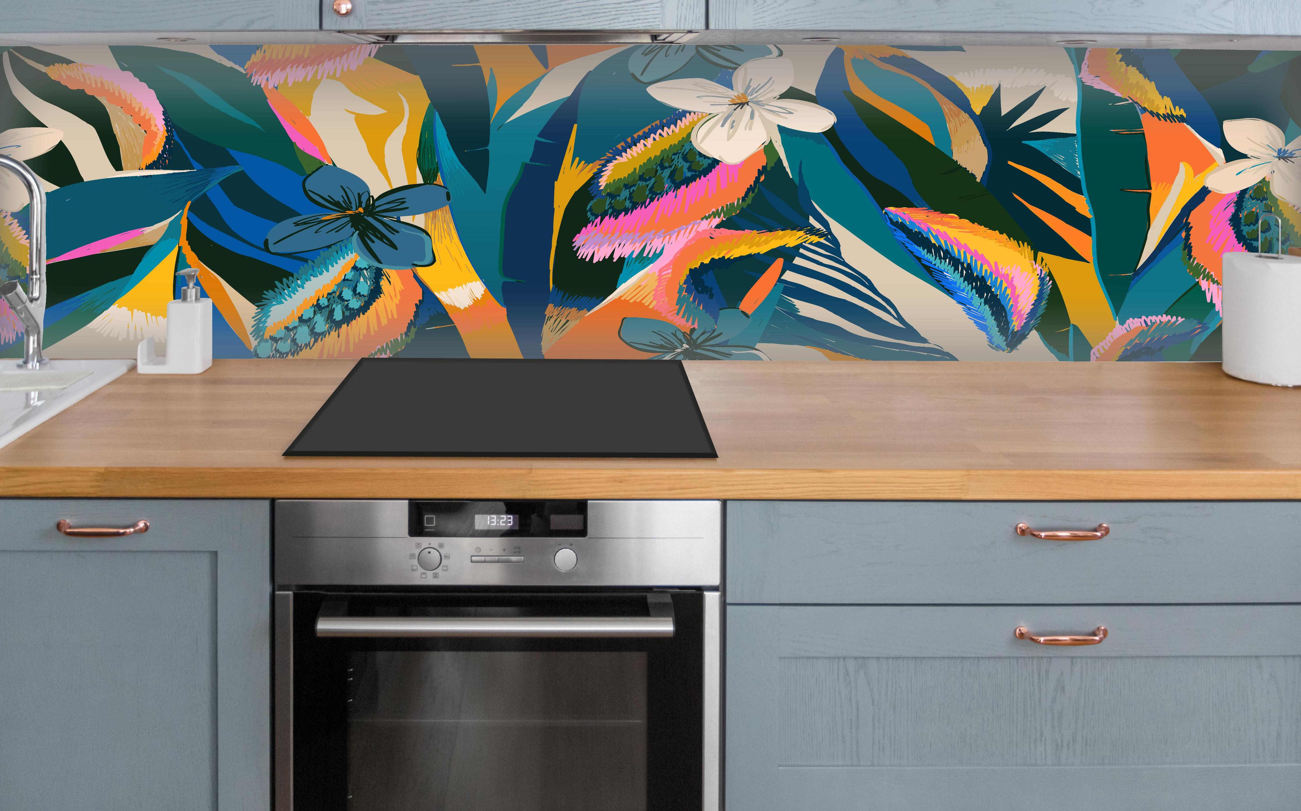 Küche - Tropisches Blumenmuster Blau-Orange über polierter Holzarbeitsplatte mit Cerankochfeld