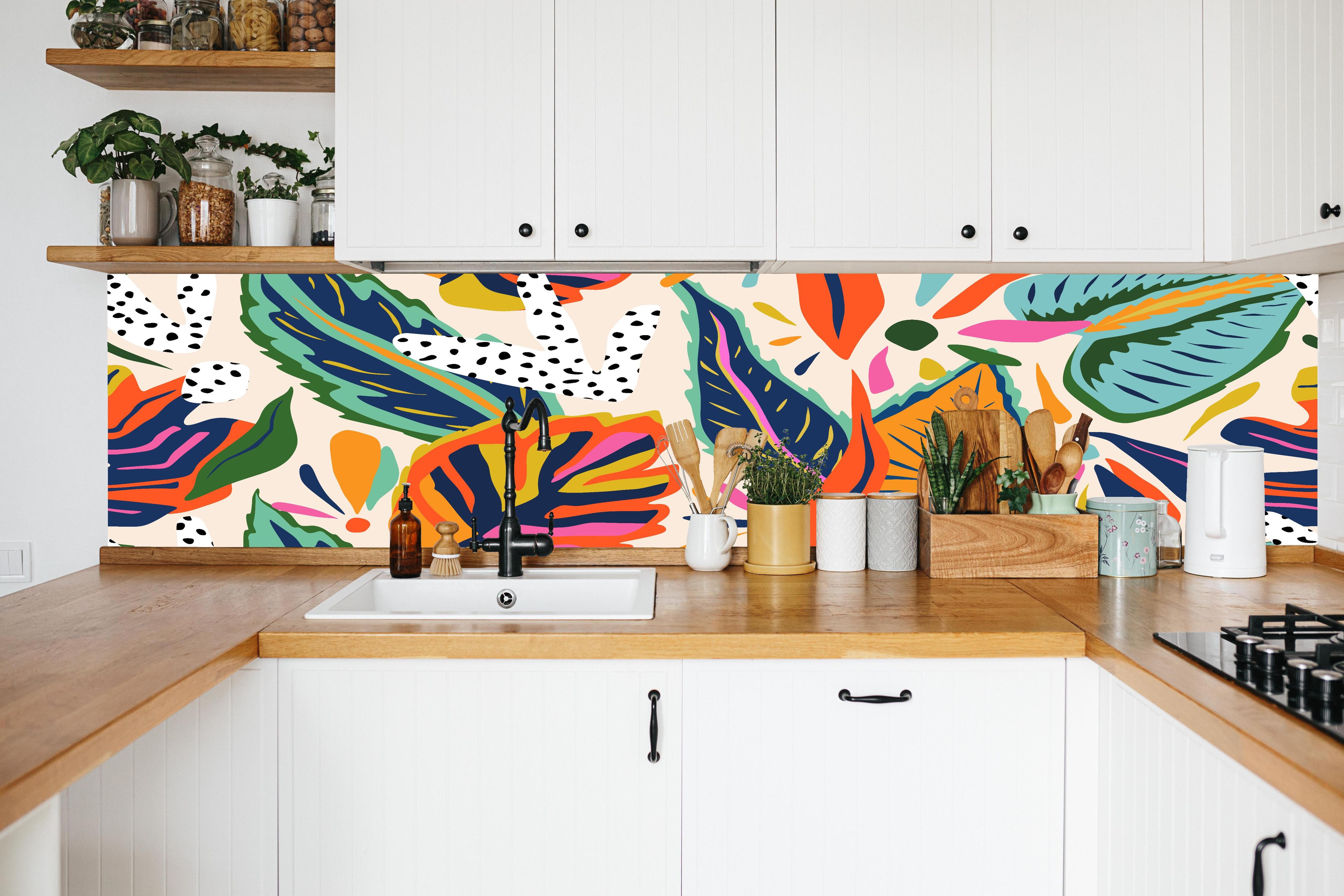 Küche - Tropisches Blumenmuster Orange-Türkis in weißer Küche hinter Gewürzen und Kochlöffeln aus Holz