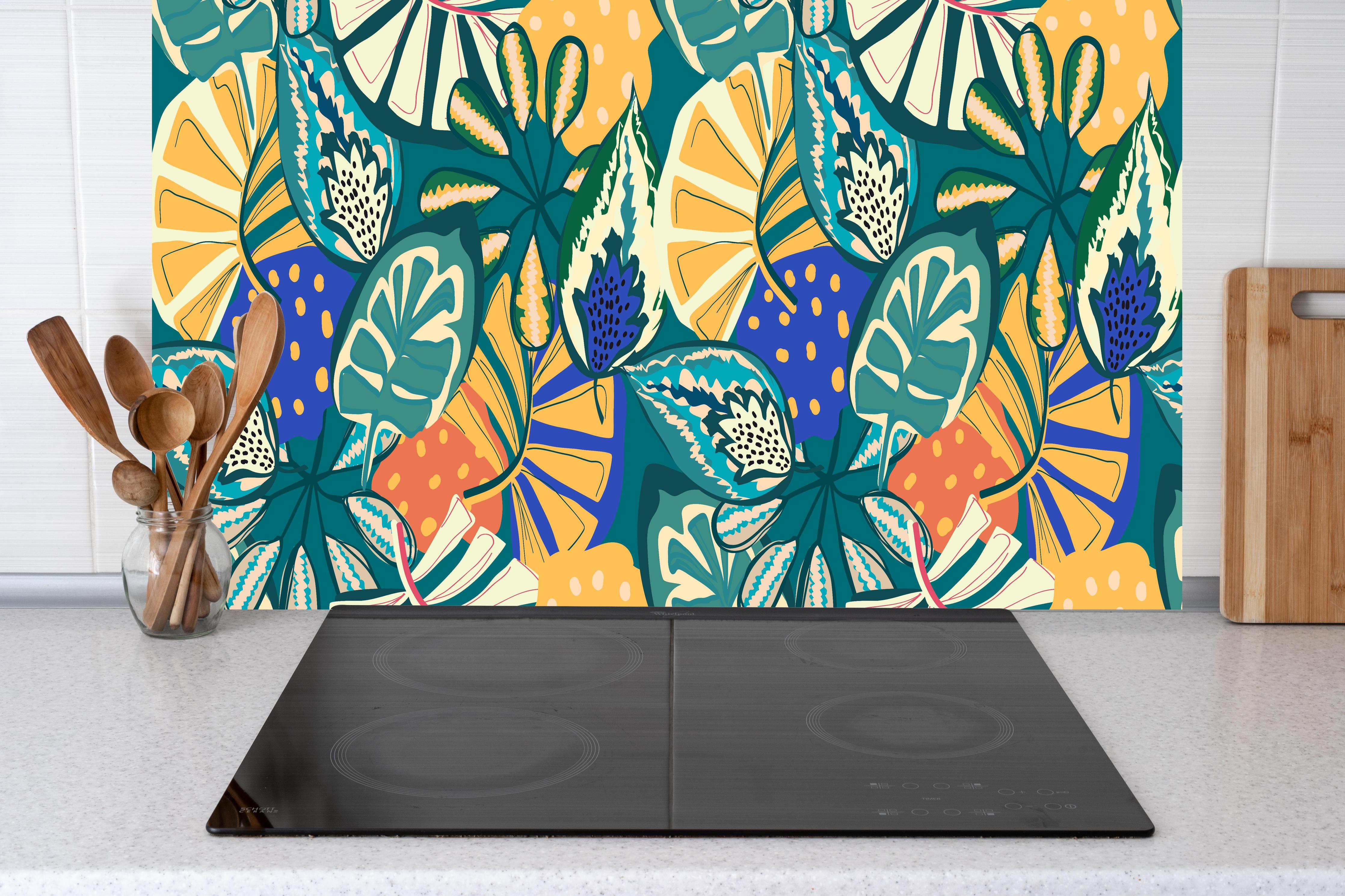 Küche - Tropisches Blumenmuster Türkis hinter Cerankochfeld und Holz-Kochutensilien