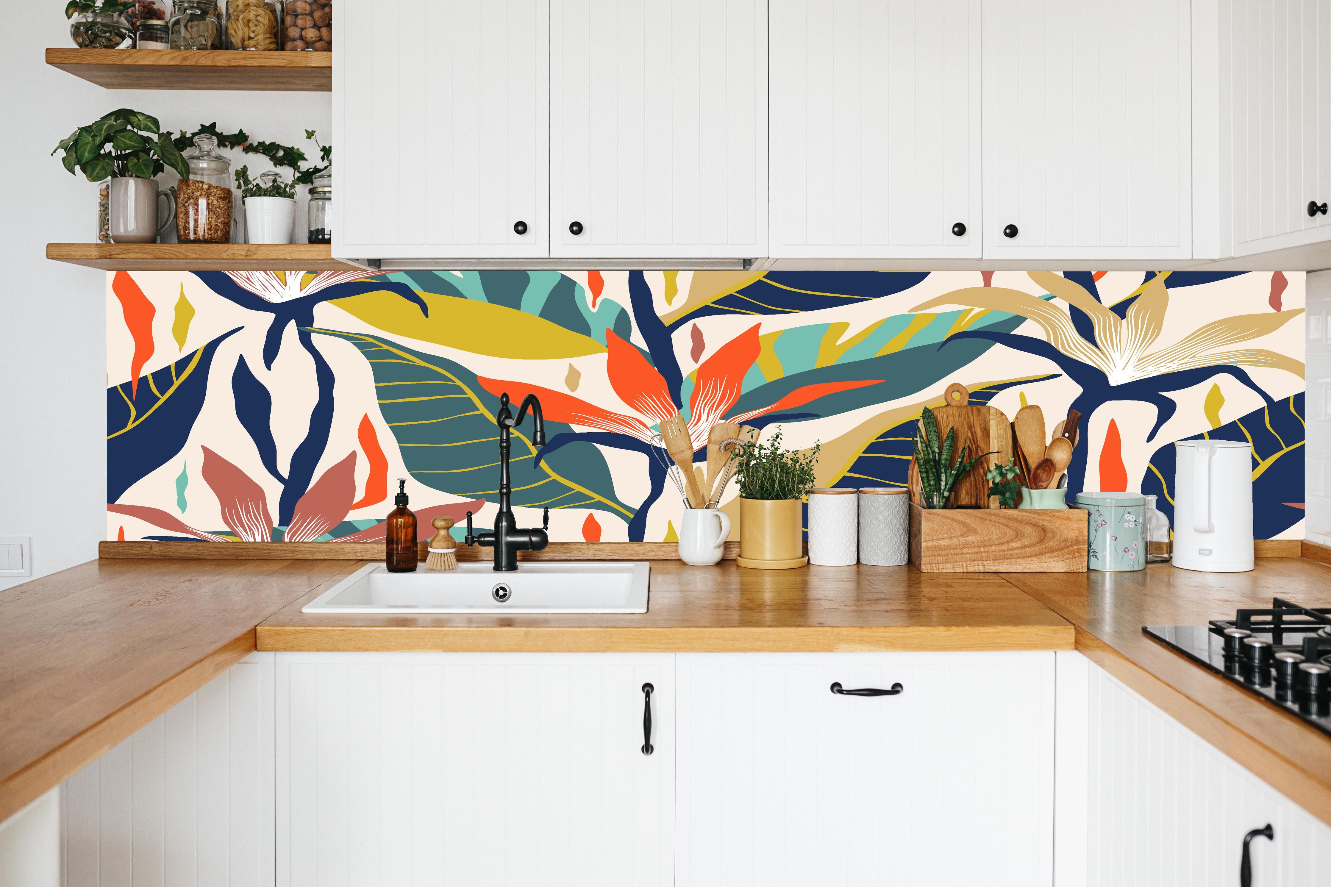 Küche - Tropisches Botanik-Muster Blau-Gelb in weißer Küche hinter Gewürzen und Kochlöffeln aus Holz