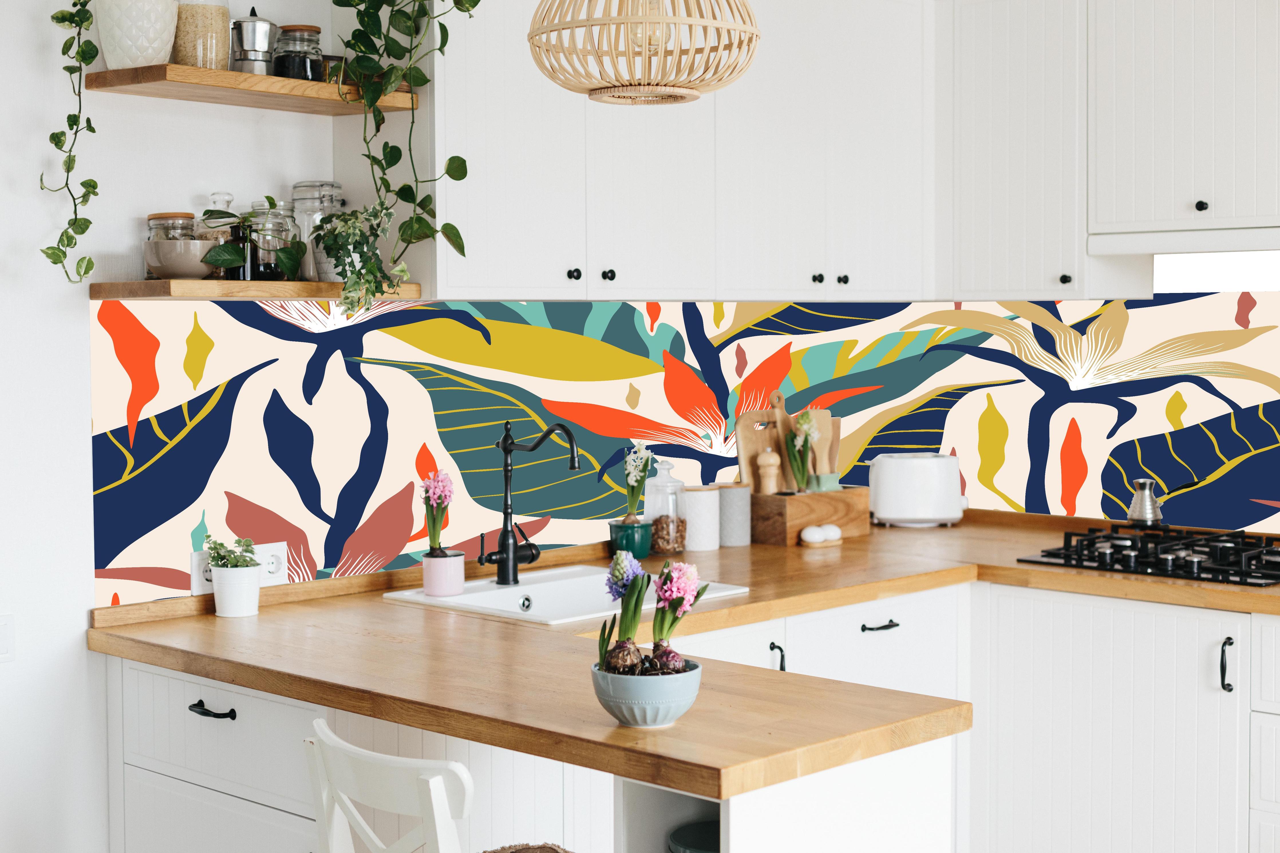 Küche - Tropisches Botanik-Muster Blau-Gelb in lebendiger Küche mit bunten Blumen