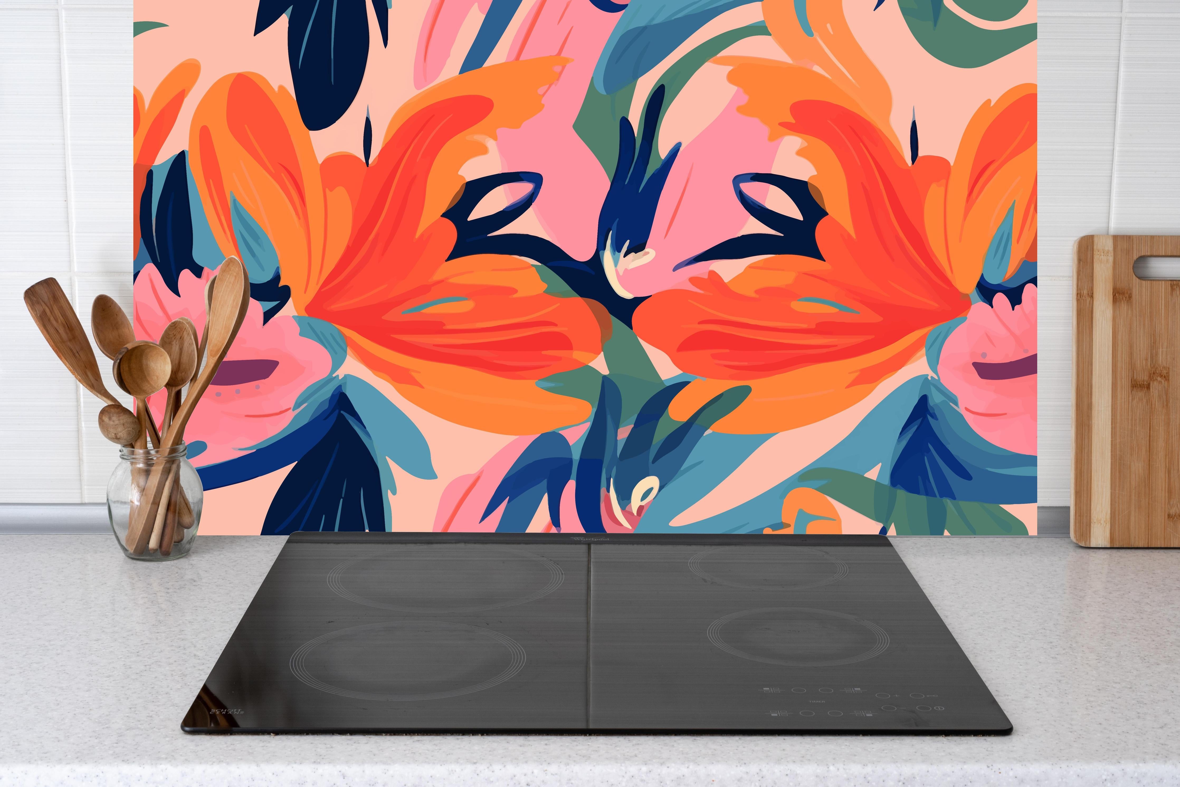 Küche - Tropisches Dämmerungs-Blumenmuster hinter Cerankochfeld und Holz-Kochutensilien