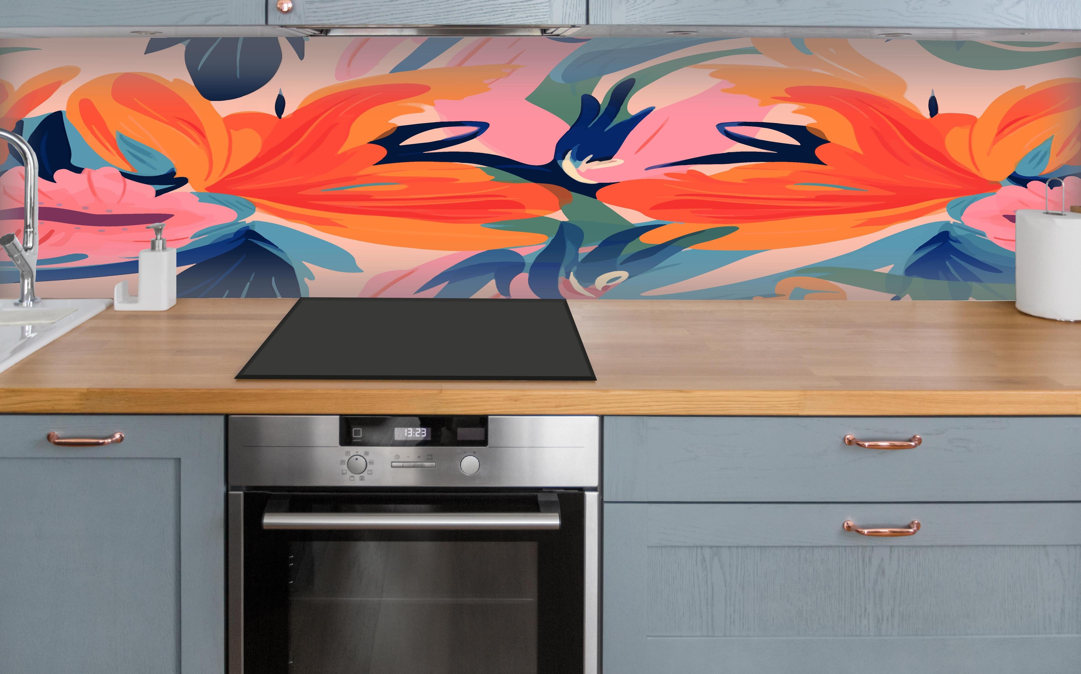 Küche - Tropisches Dämmerungs-Blumenmuster über polierter Holzarbeitsplatte mit Cerankochfeld