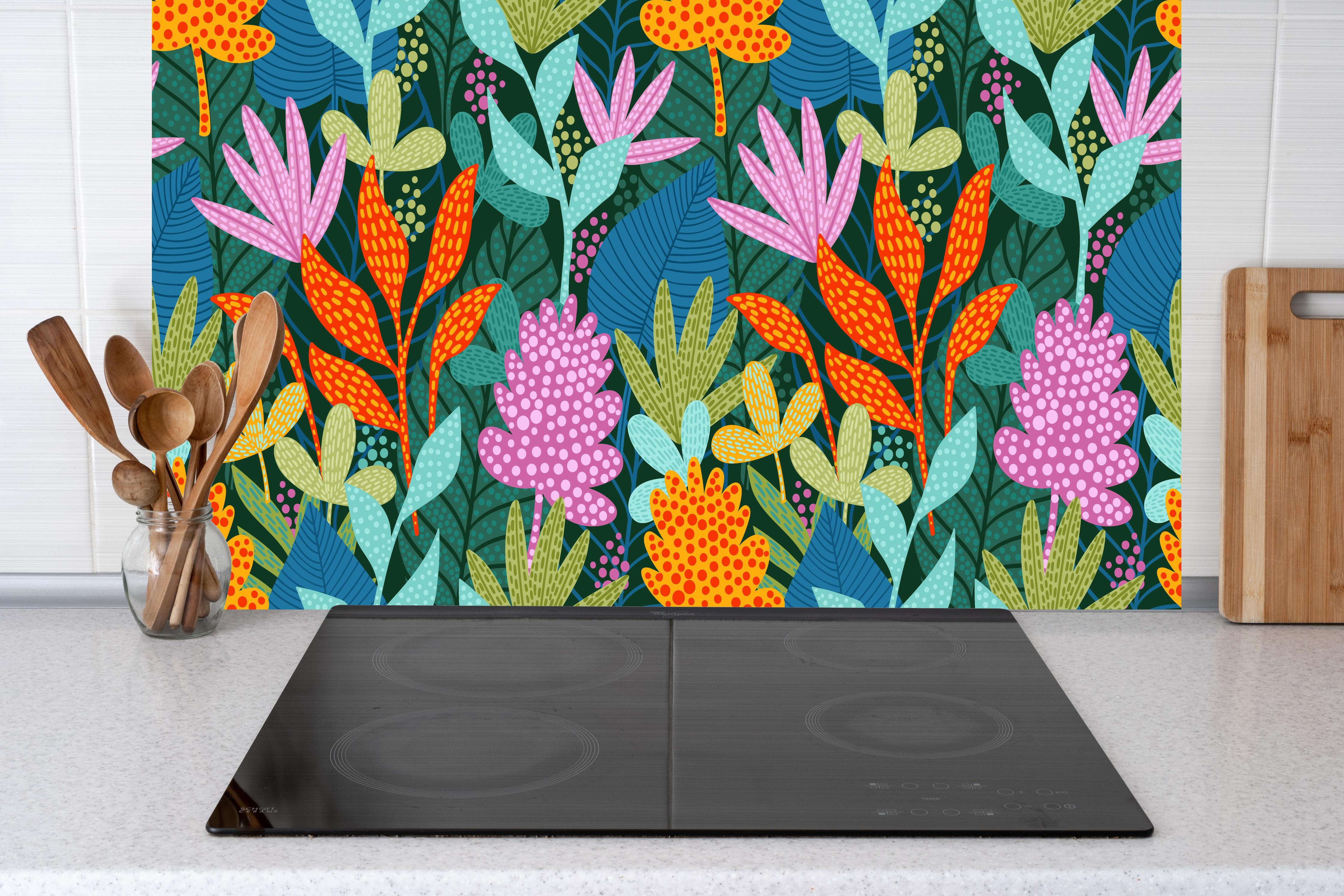 Küche - Tropisches Pflanzenmuster hinter Cerankochfeld und Holz-Kochutensilien