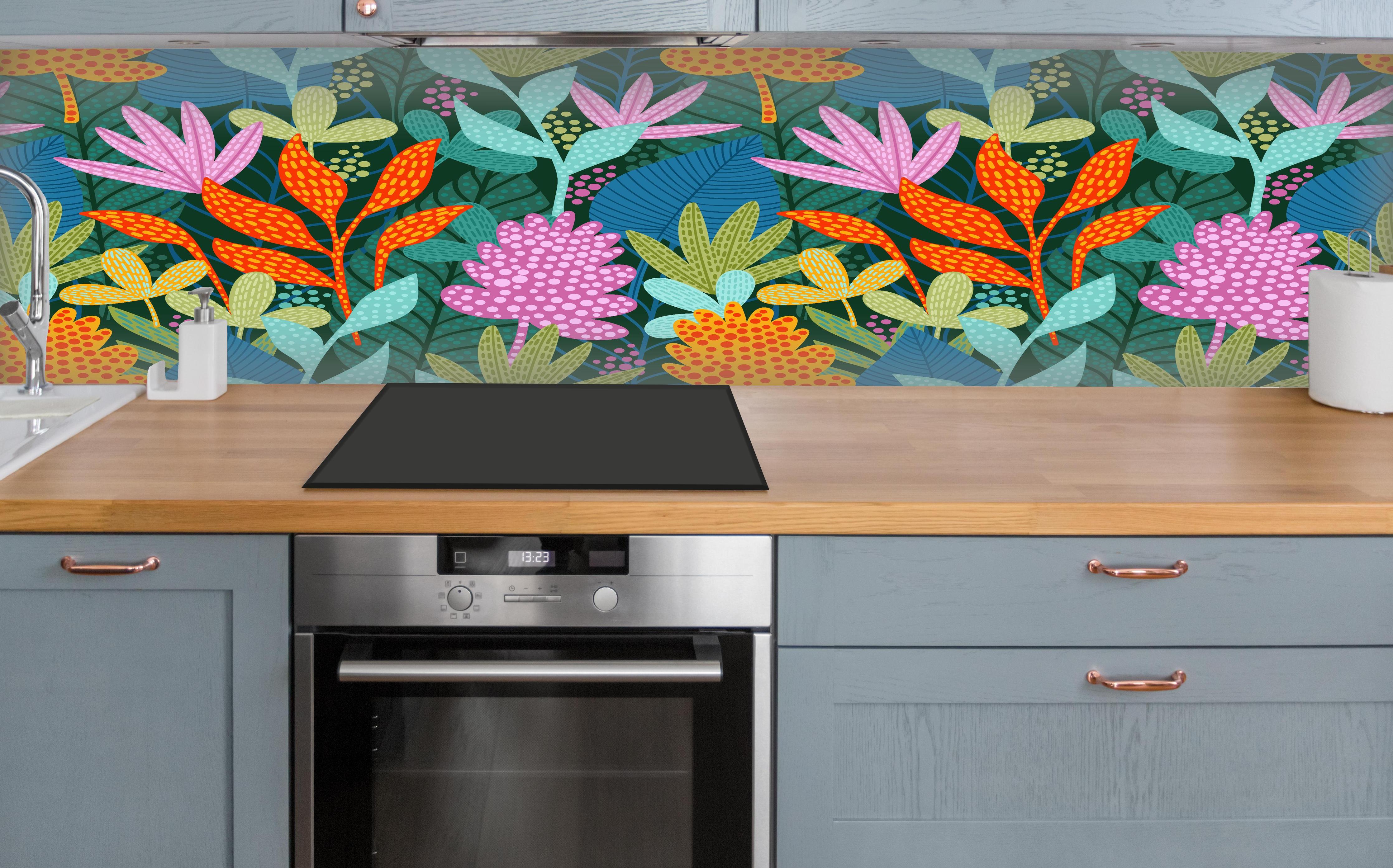 Küche - Tropisches Pflanzenmuster über polierter Holzarbeitsplatte mit Cerankochfeld
