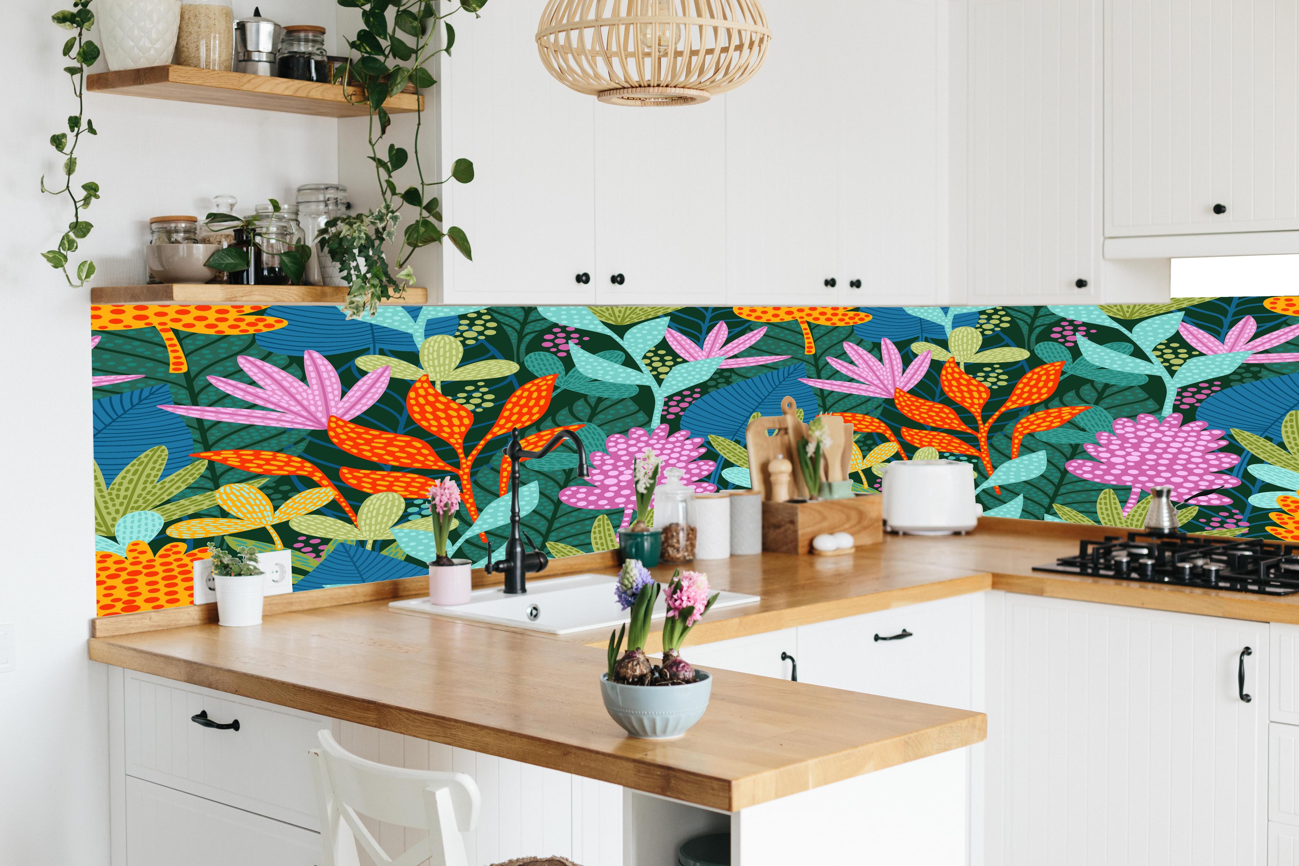 Küche - Tropisches Pflanzenmuster in lebendiger Küche mit bunten Blumen