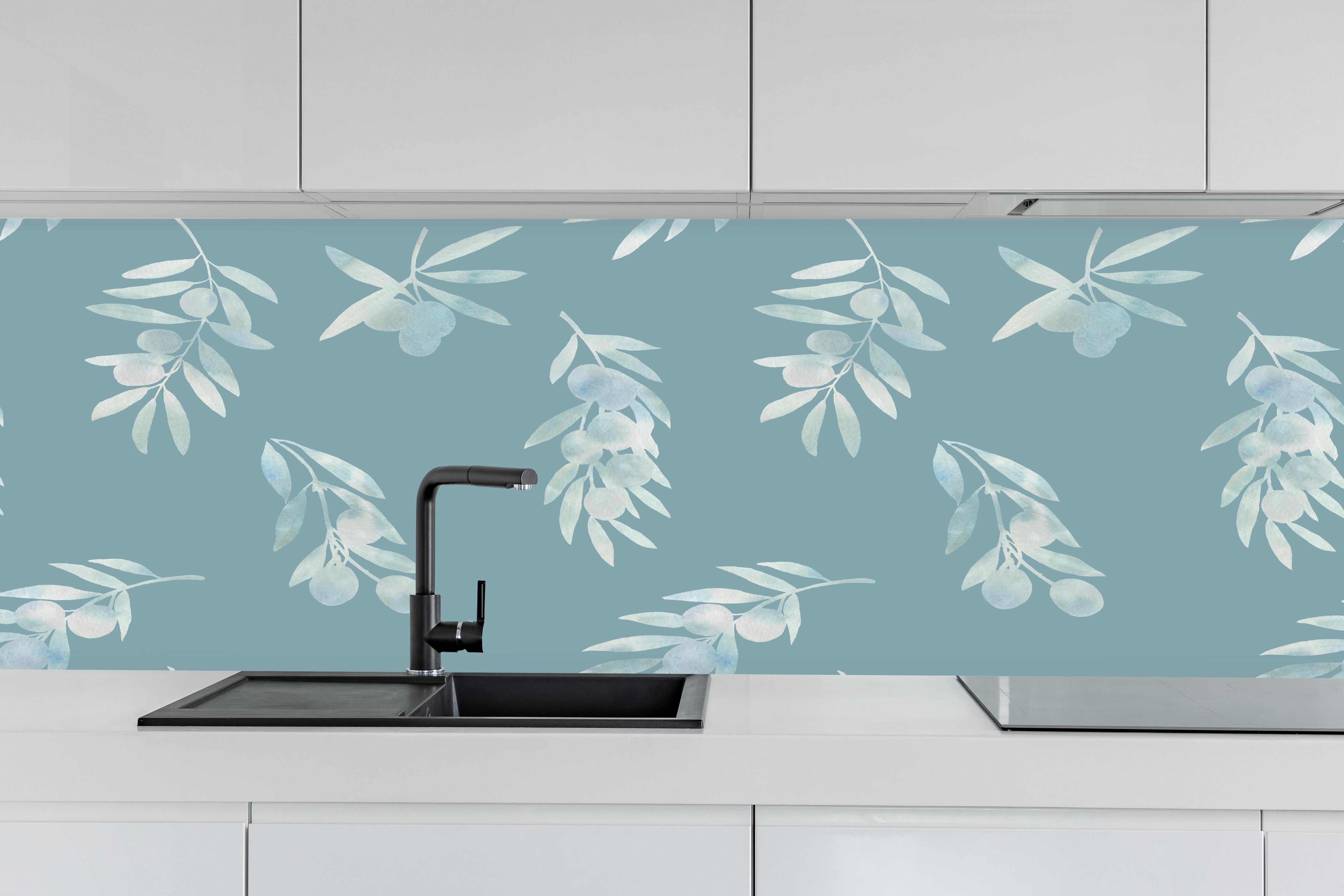 Küche - Türkis Olivenzweige Muster hinter weißen Hochglanz-Küchenregalen und schwarzem Wasserhahn