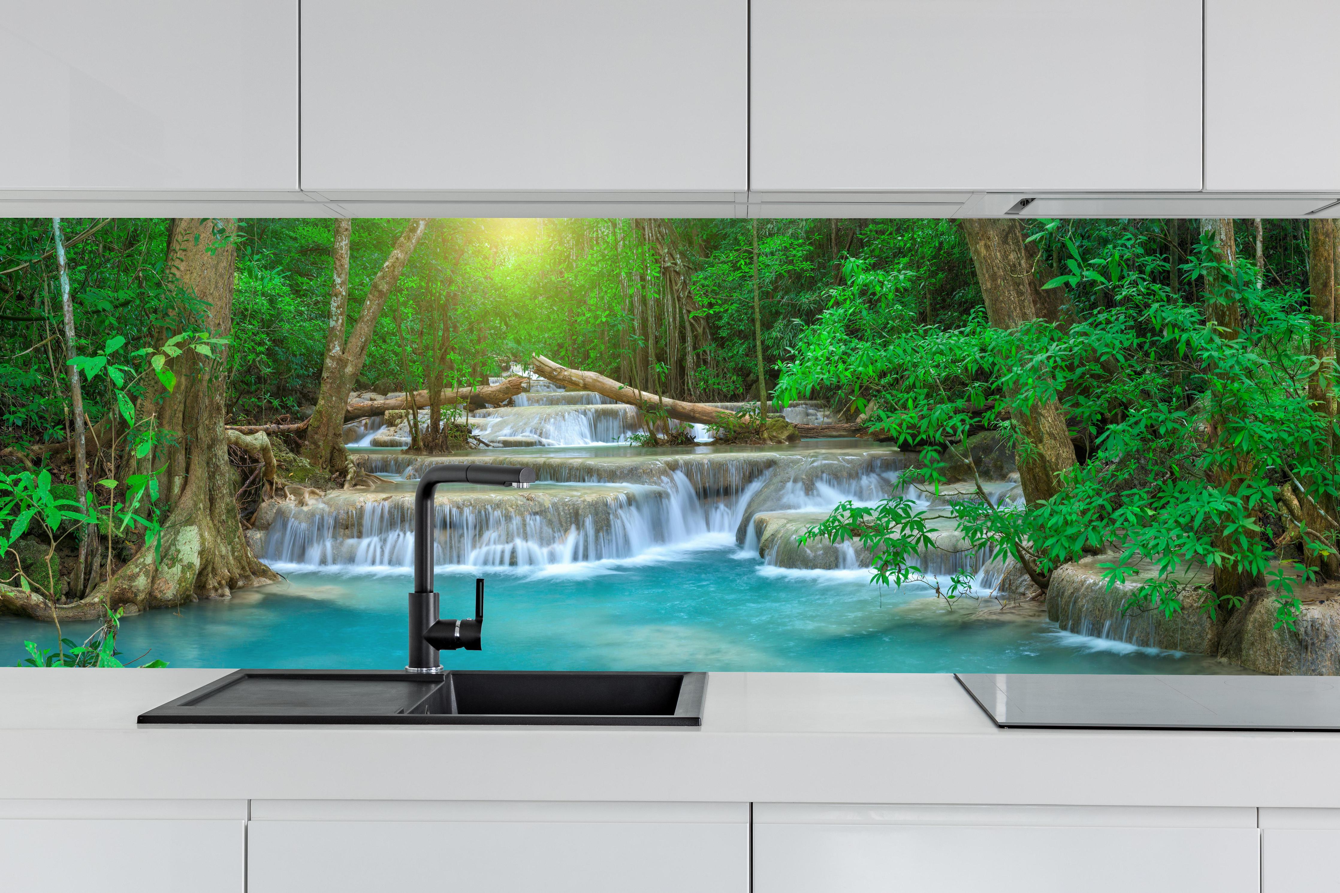 Küche - Türkis-Wasserfall im grünen Wald hinter weißen Hochglanz-Küchenregalen und schwarzem Wasserhahn