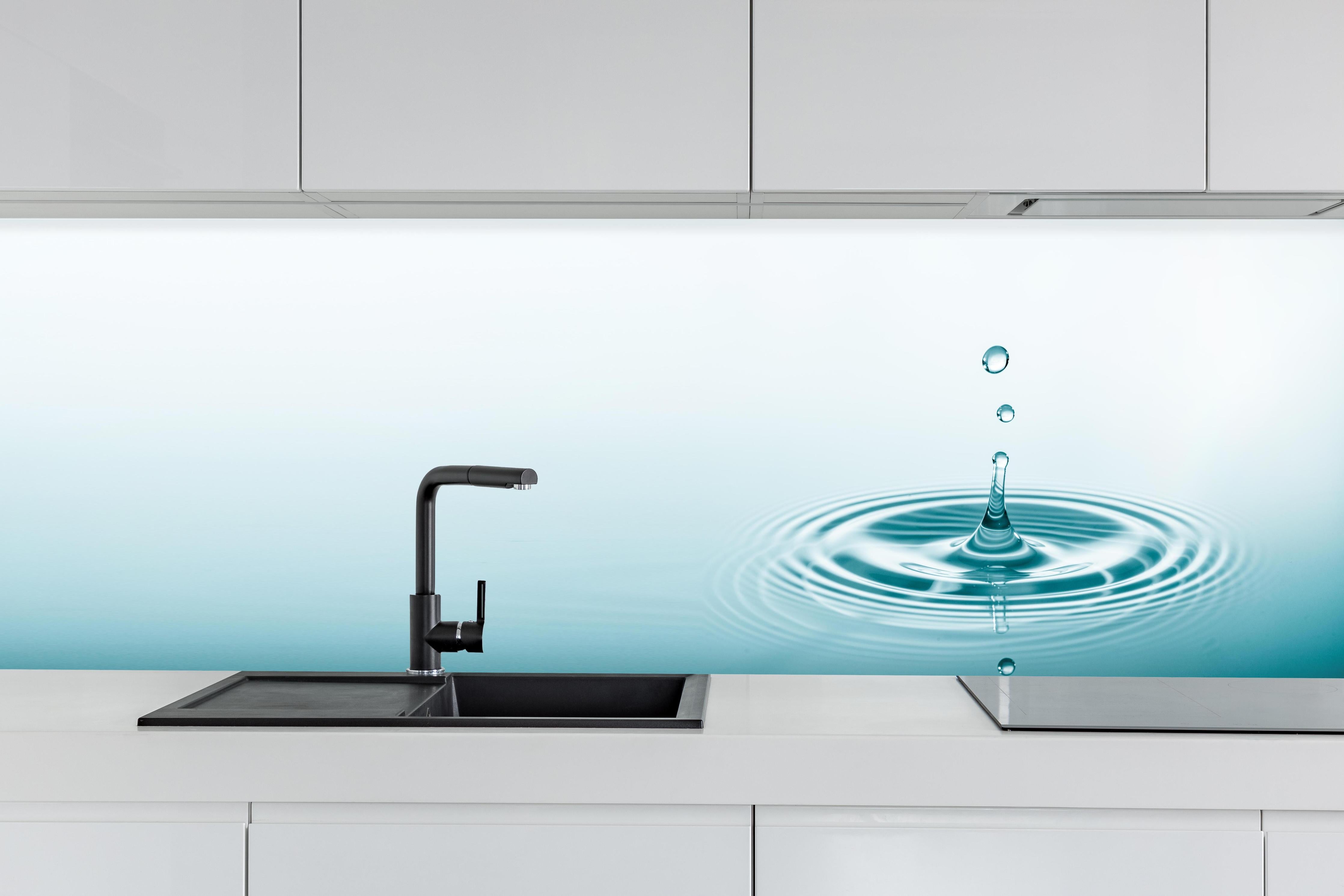 Küche - Türkis-Weißer Wassertropfen hinter weißen Hochglanz-Küchenregalen und schwarzem Wasserhahn
