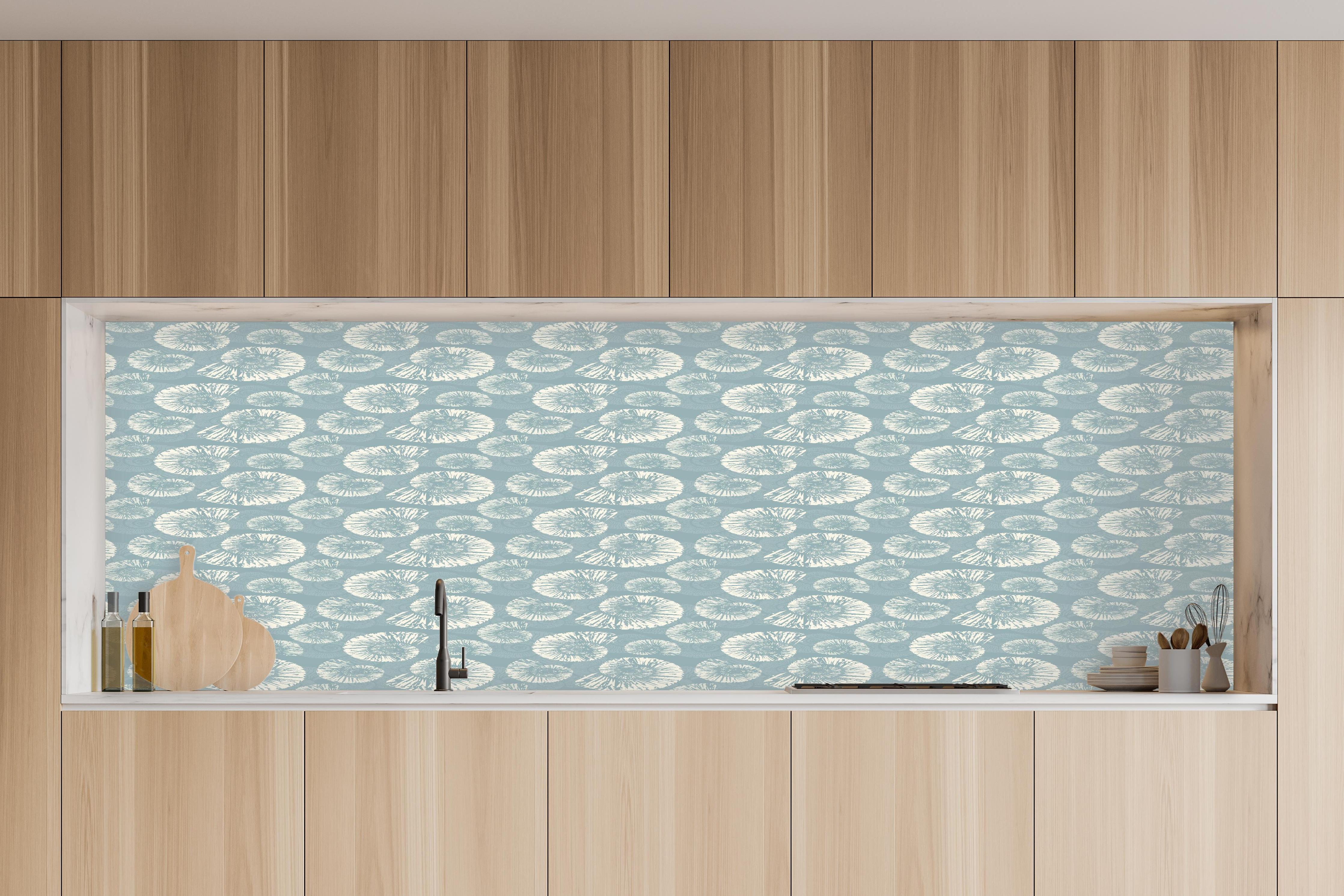 Küche - Türkis-Weißes Muschelmuster in charakteristischer Vollholz-Küche mit modernem Gasherd