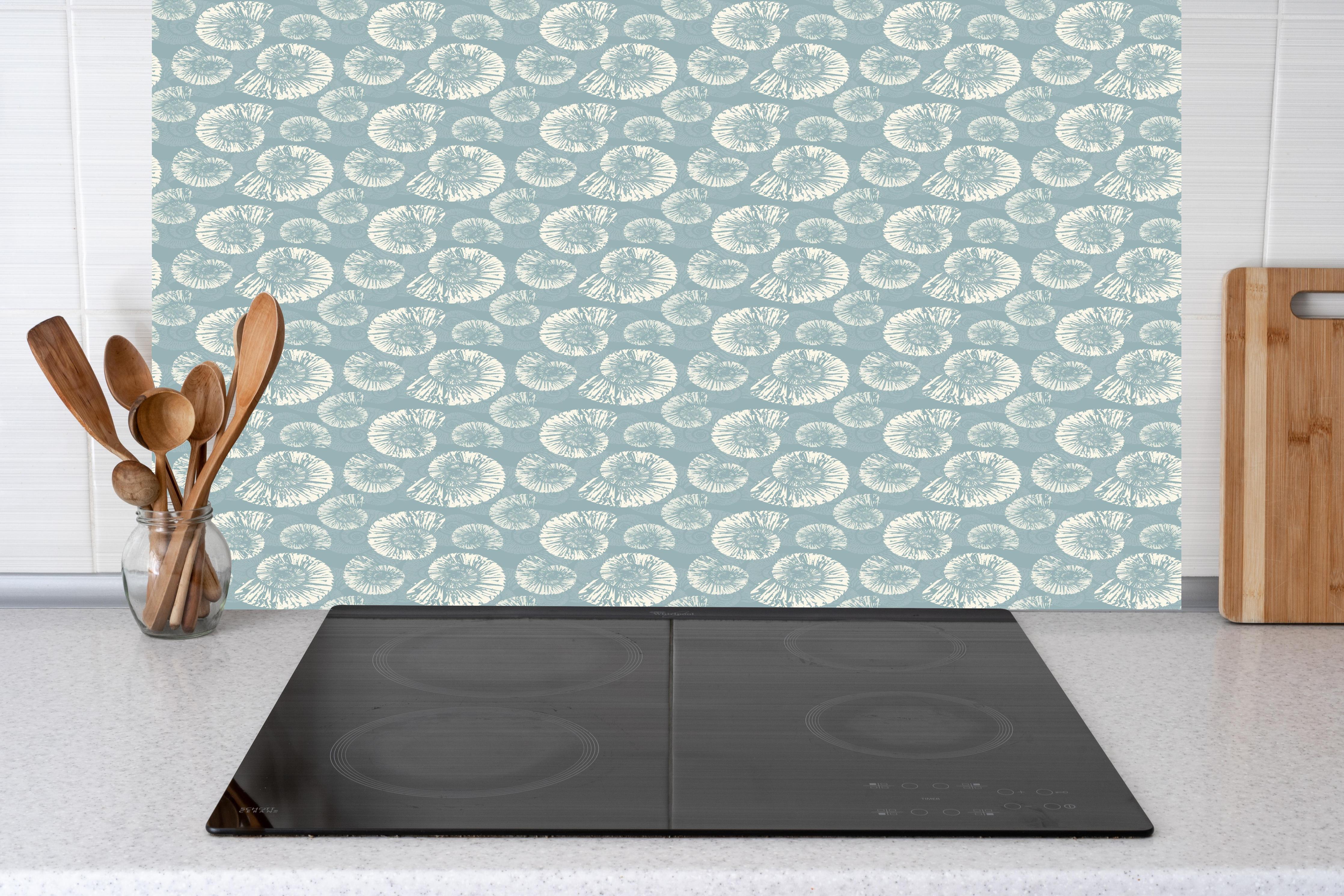Küche - Türkis-Weißes Muschelmuster hinter Cerankochfeld und Holz-Kochutensilien