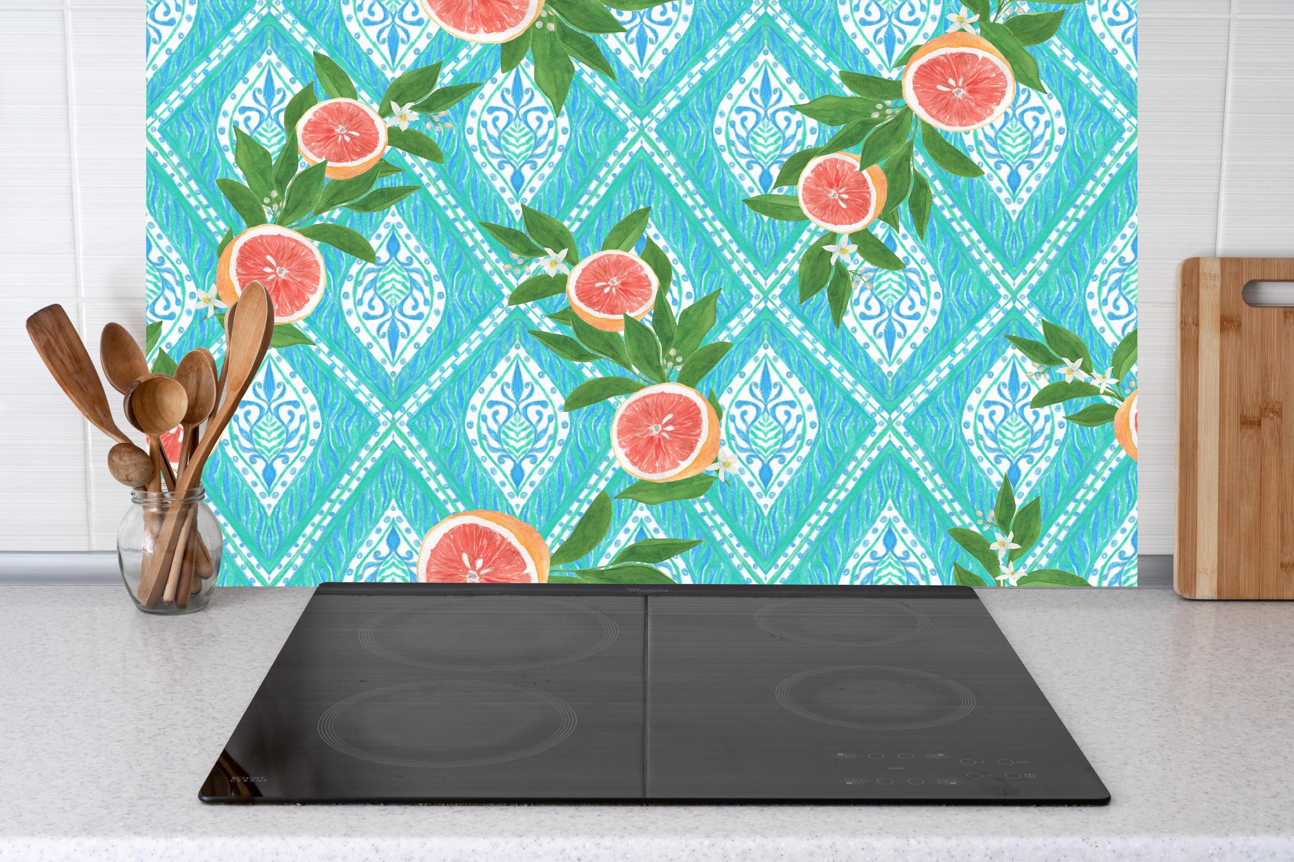 Küche - Türkis Zitrus Grapefruit Muster hinter Cerankochfeld und Holz-Kochutensilien