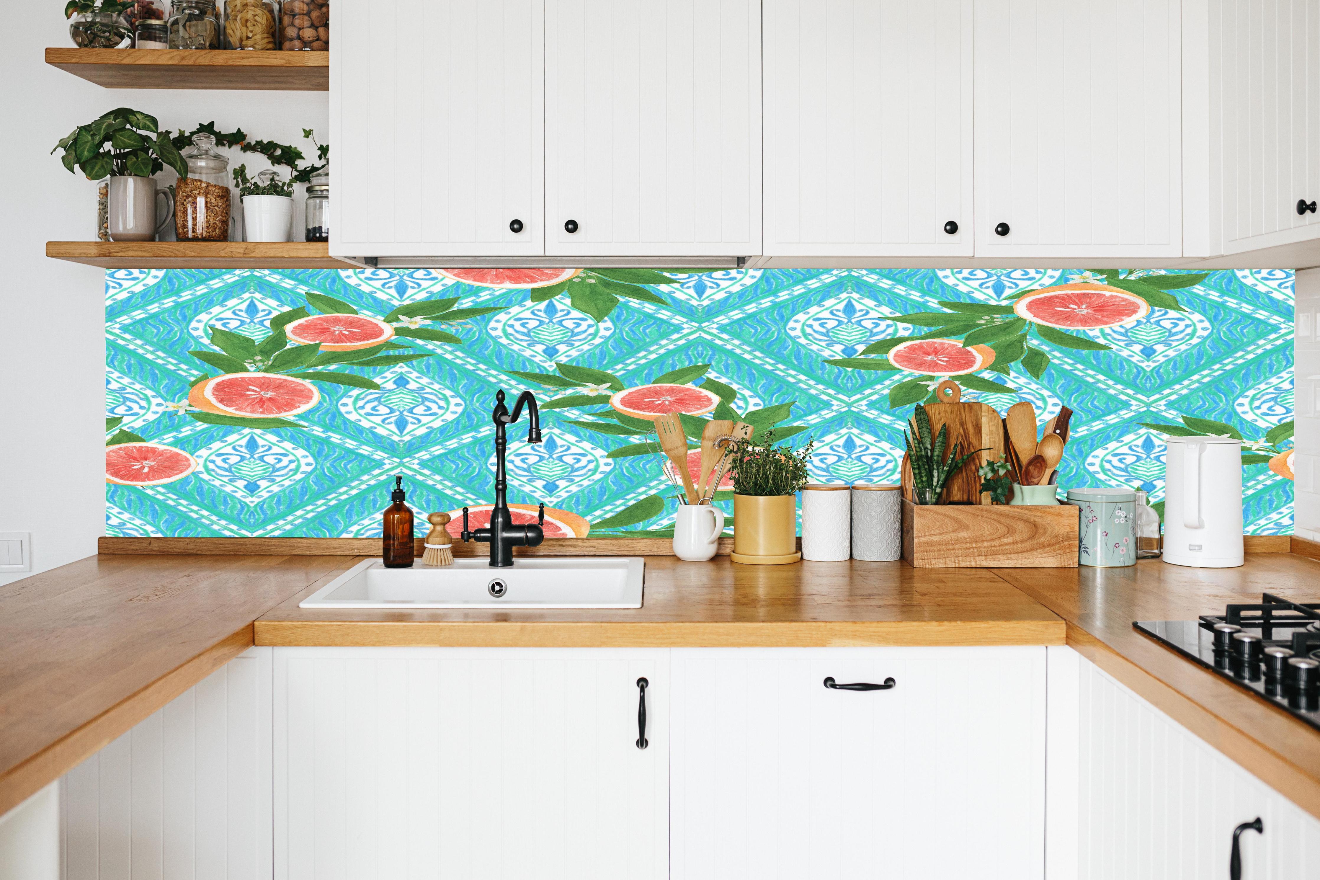 Küche - Türkis Zitrus Grapefruit Muster in weißer Küche hinter Gewürzen und Kochlöffeln aus Holz