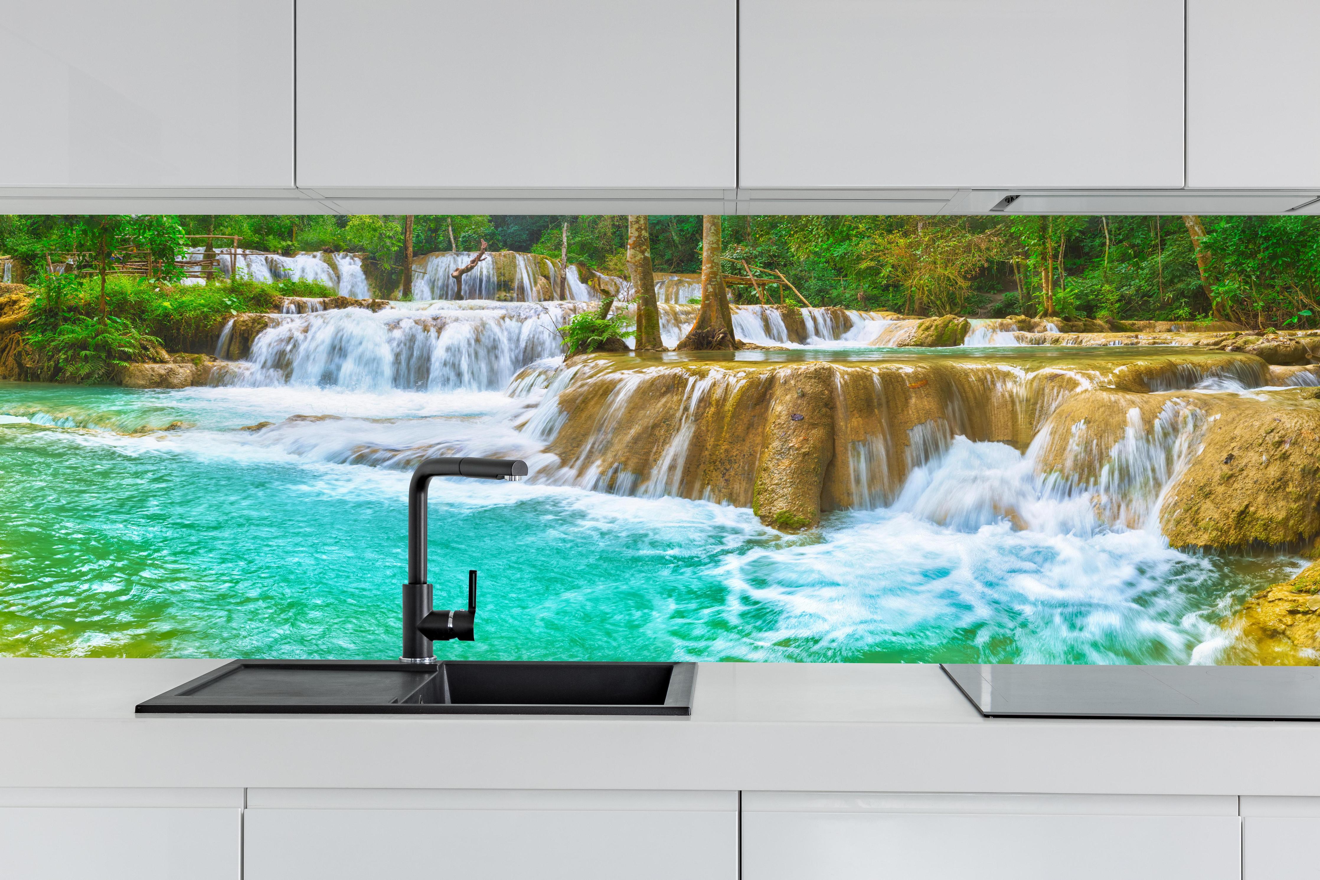 Küche - Türkisgrüner Stufen-Wasserfall hinter weißen Hochglanz-Küchenregalen und schwarzem Wasserhahn