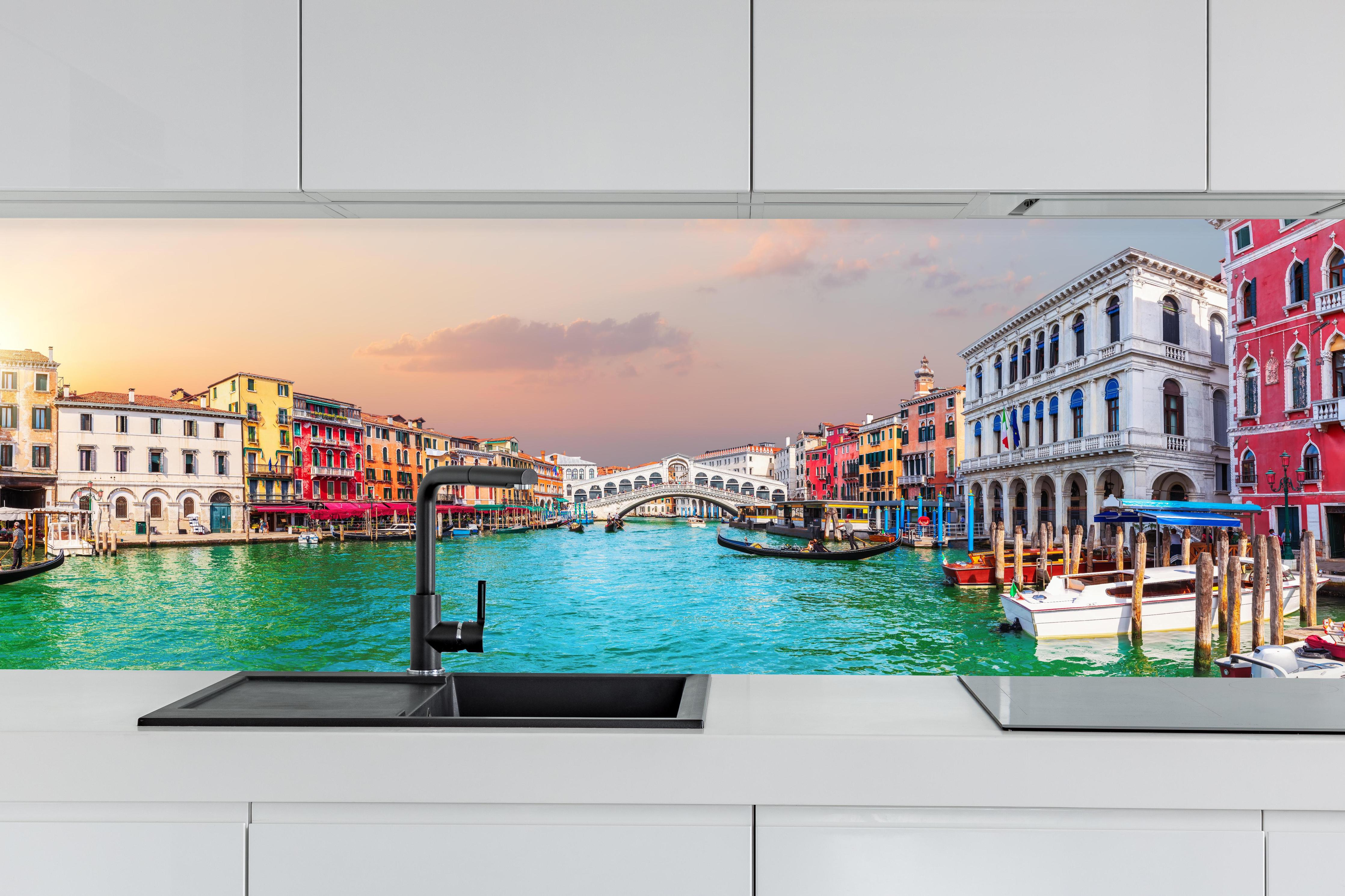 Küche - Venedig Kanal bei Sonnenuntergang hinter weißen Hochglanz-Küchenregalen und schwarzem Wasserhahn